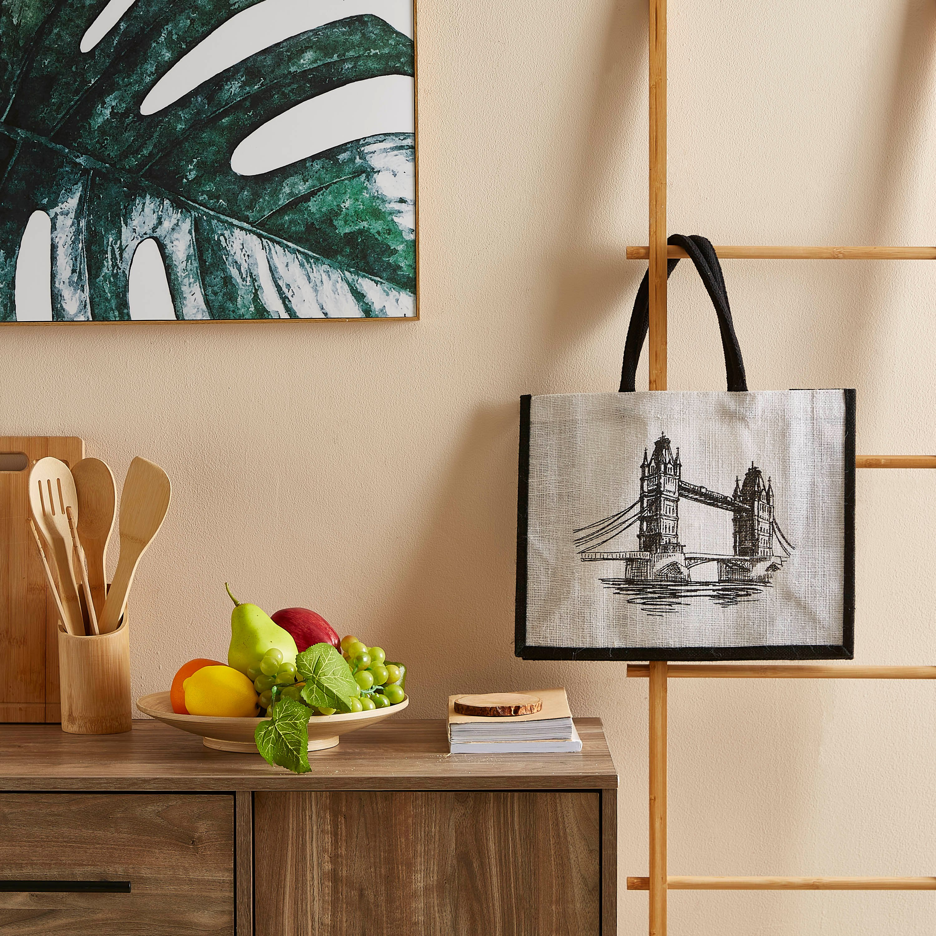 شنطة تسوّق جوت بطبعات جسر من إليستريتد - 46x15x38 سم-hbxhomeware-hbxkitchen-image-4