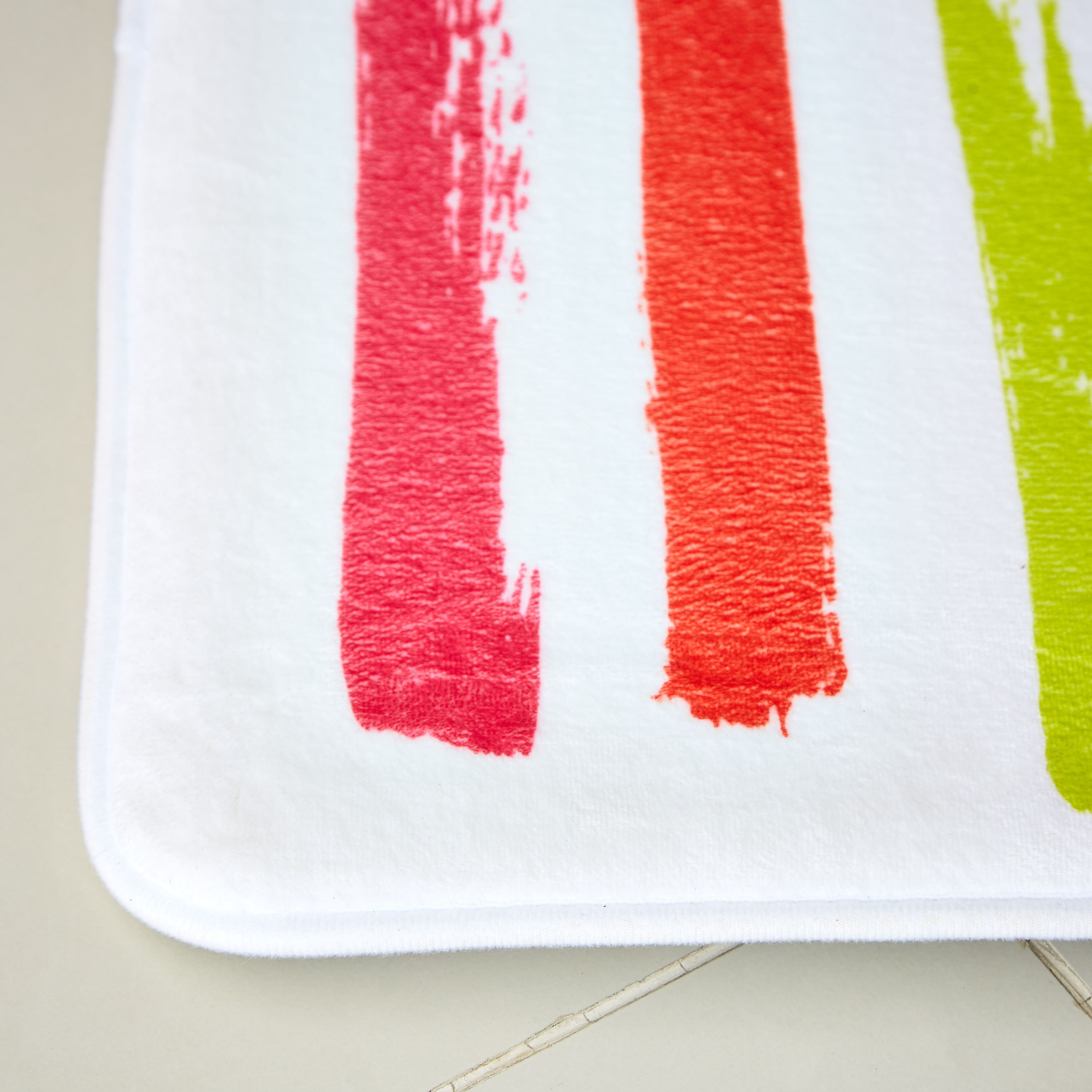 سجادة حمّام فلانيل من الإسفنج بطبعات مخططة - 40x60 سم-hbxhomeware-kidsessentials-kidsbathmatsandtubmats-image-2