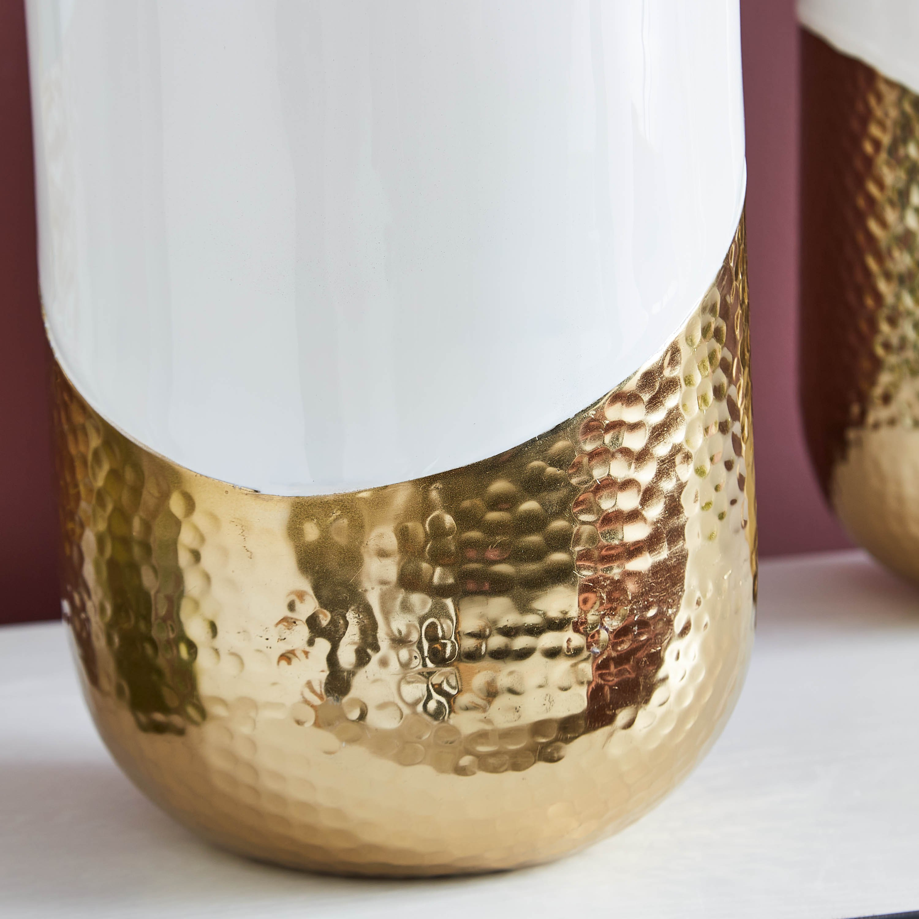 مزهرية بتصميم قارورة معدنية مطروقة مزدوجة اللون من أمايا-hbxbedroom-decorandaccessories-vases-image-2