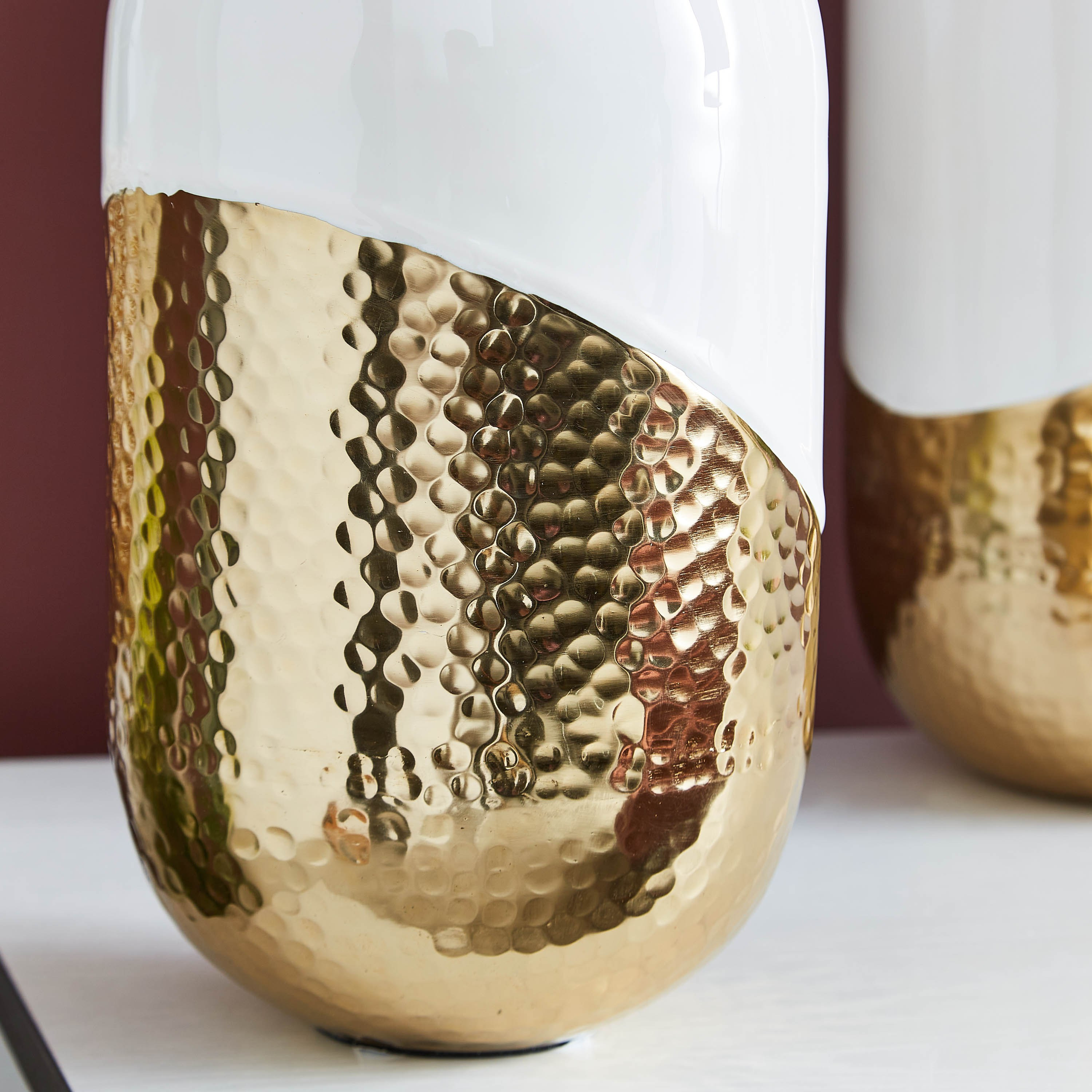 مزهرية بتصميم قارورة معدنية مطروقة مزدوجة اللون من أمايا-hbxbedroom-decorandaccessories-vases-image-2