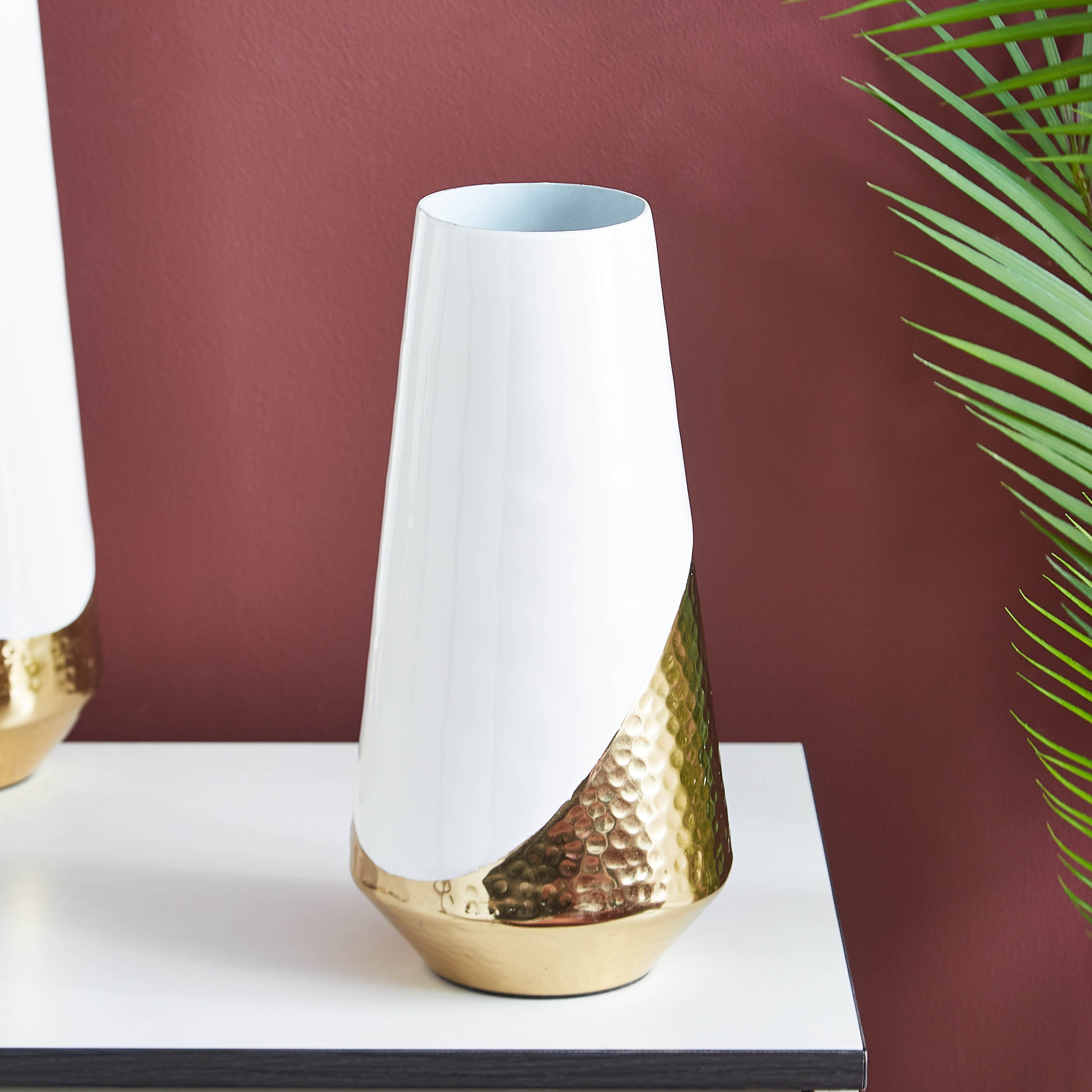 مزهرية بتصميم قارورة معدنية مطروقة مزدوجة اللون من أمايا-hbxbedroom-decorandaccessories-vases-image-1