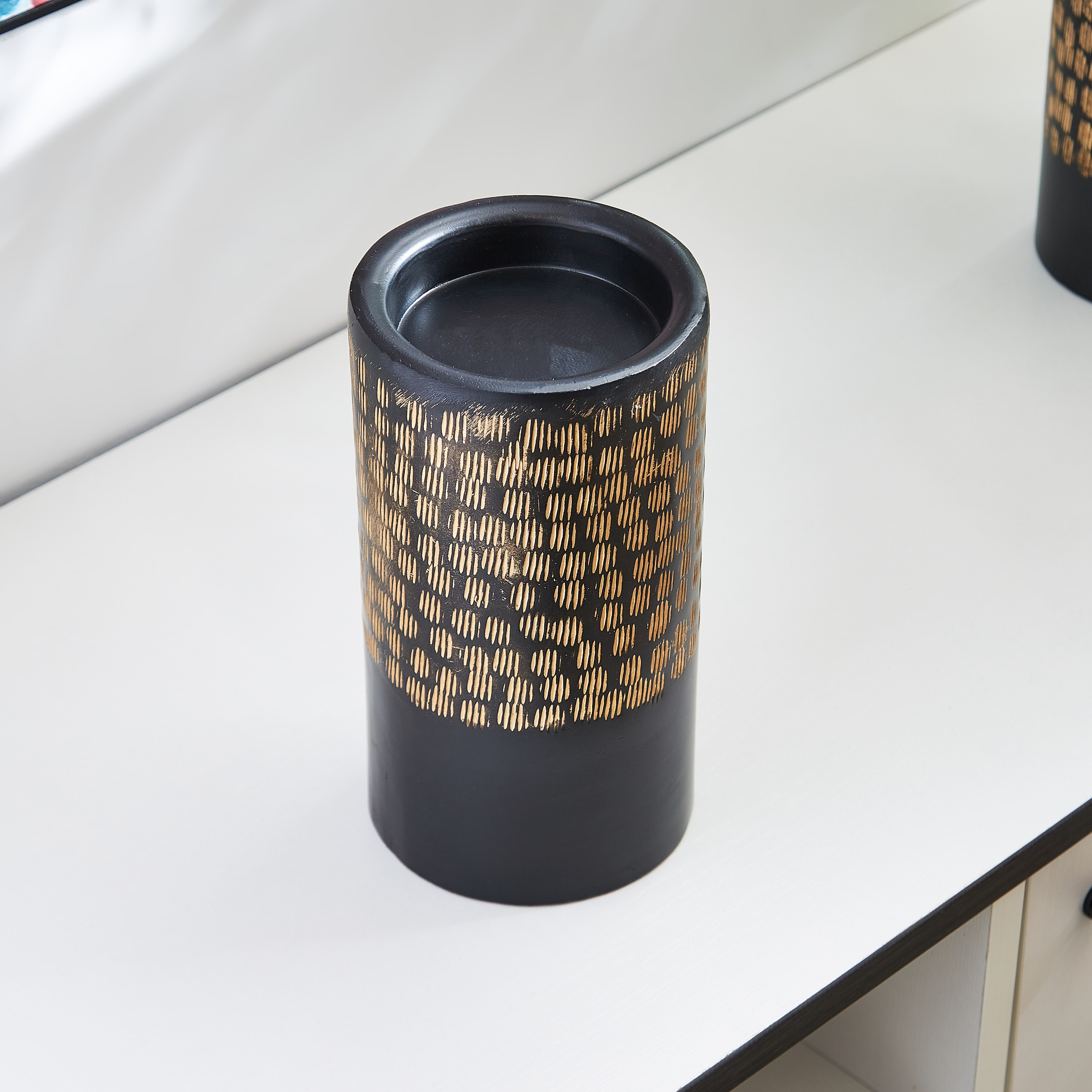 حامل شموع فولك كبير مطروق معدني ذهبي من أمايا-hbxlivingroom-decorandaccessories-candleholders-image-2