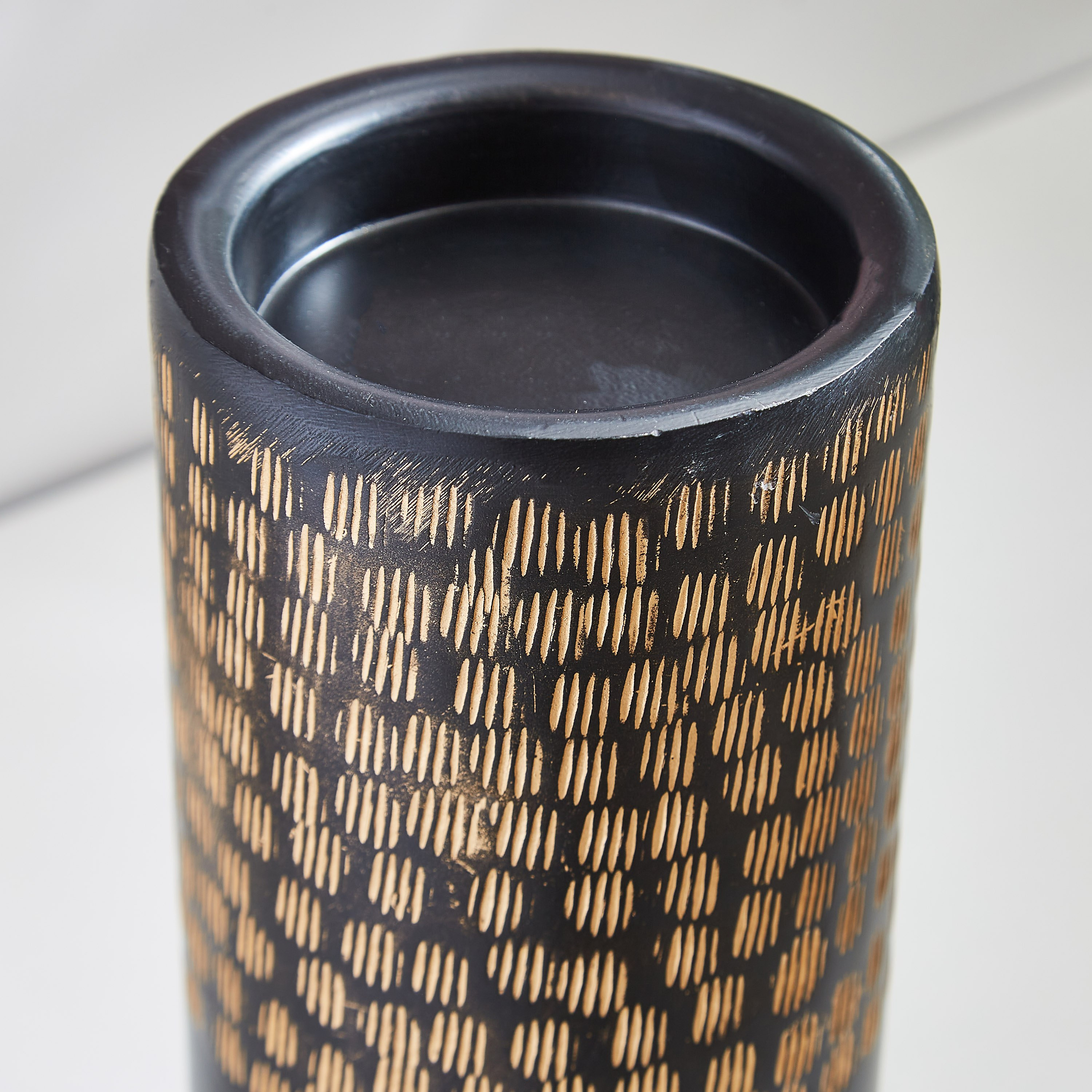 حامل شموع فولك كبير مطروق معدني ذهبي من أمايا-hbxlivingroom-decorandaccessories-candleholders-image-3