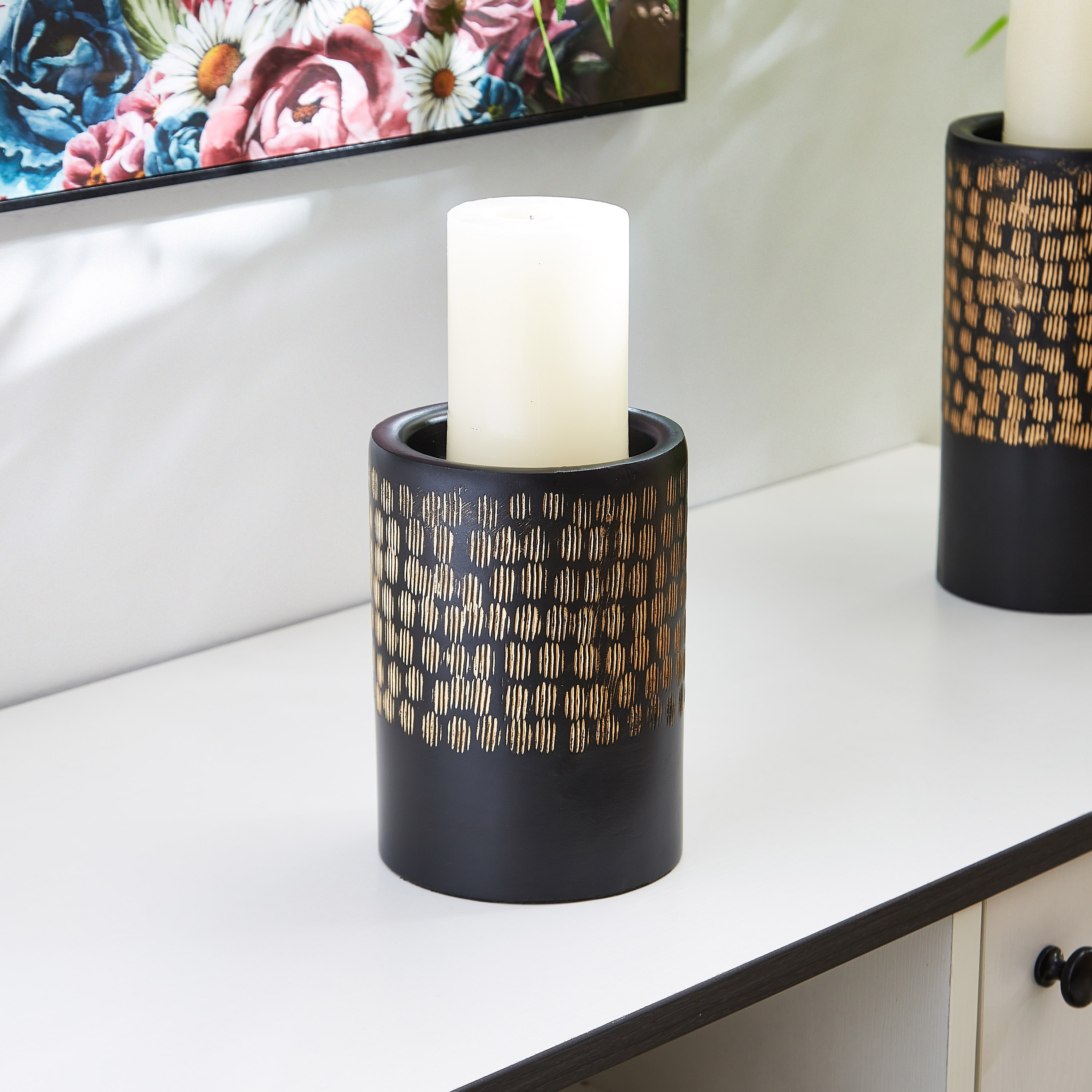 حامل شموع فولك صغير مطروق معدني ذهبي من أمايا-hbxlivingroom-decorandaccessories-candleholders-image-1