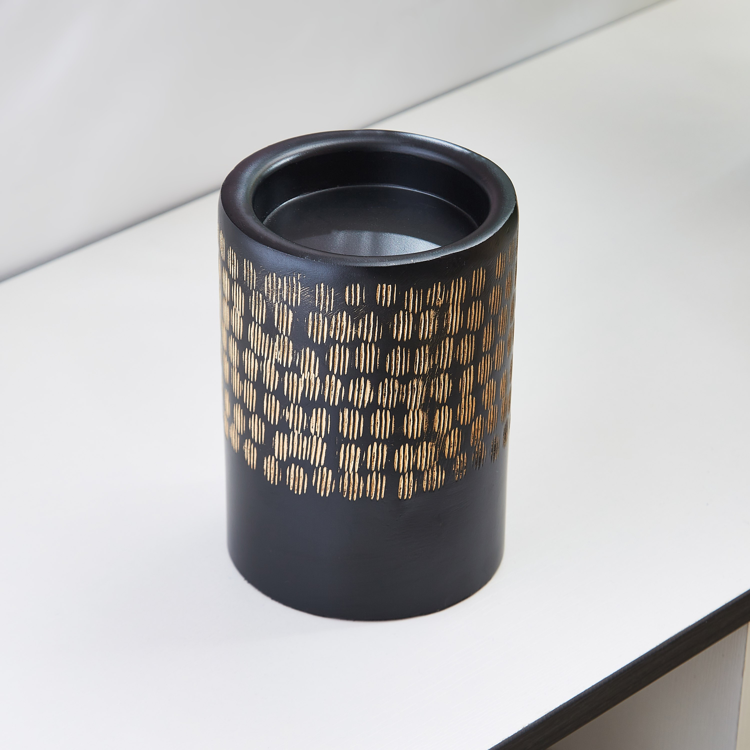 حامل شموع فولك صغير مطروق معدني ذهبي من أمايا-hbxlivingroom-decorandaccessories-candleholders-image-2