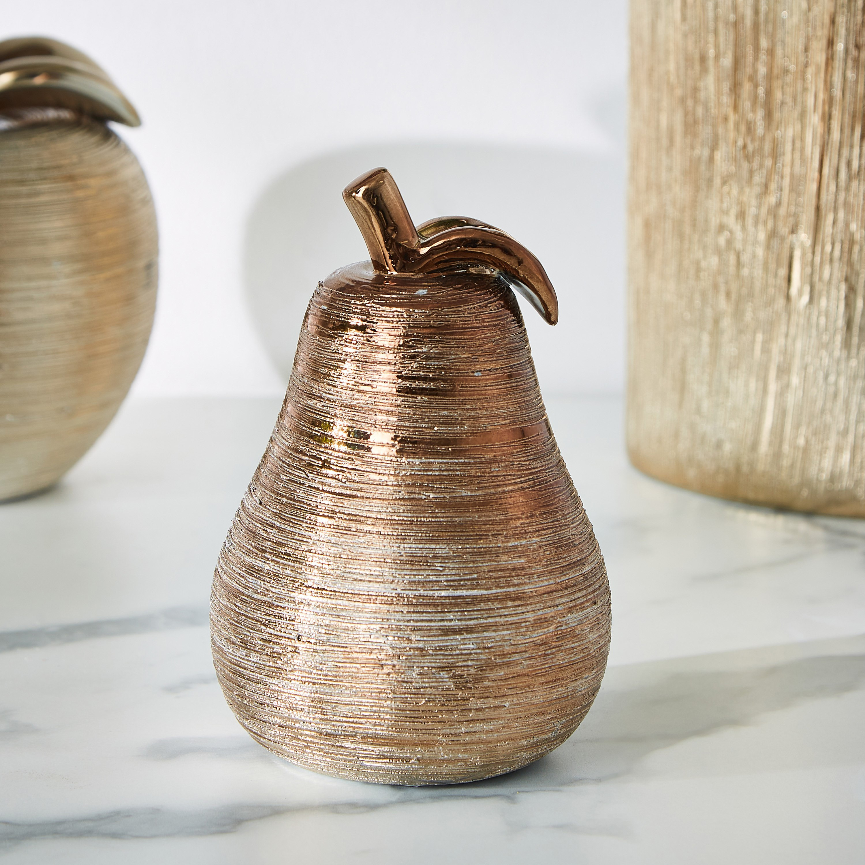 قطعة ديكور سيراميك ميتاليك بتصميم كمثرى من دوق-hbxhomeware-homedecor-figurinesandornaments-image-1