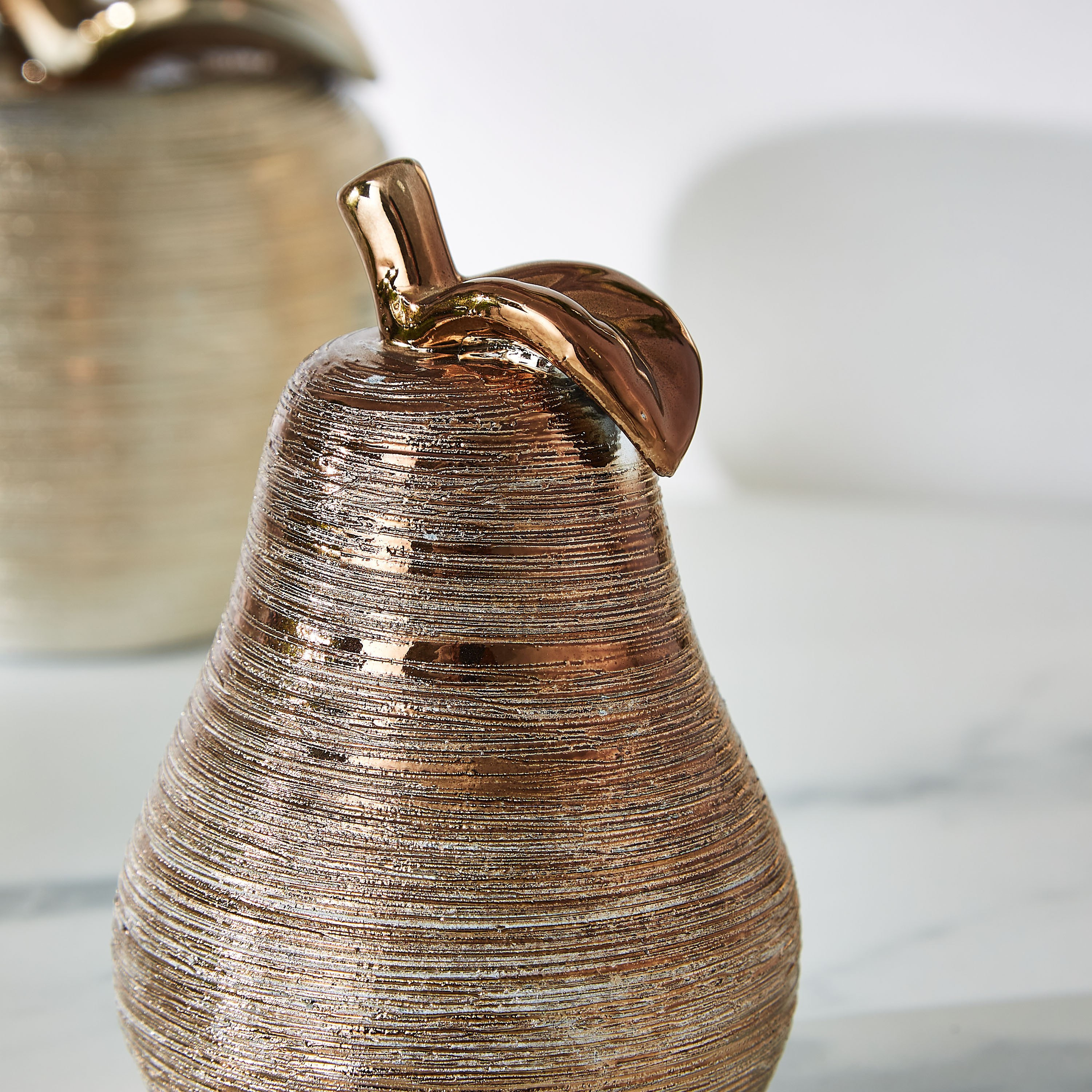 قطعة ديكور سيراميك ميتاليك بتصميم كمثرى من دوق-hbxhomeware-homedecor-figurinesandornaments-image-2