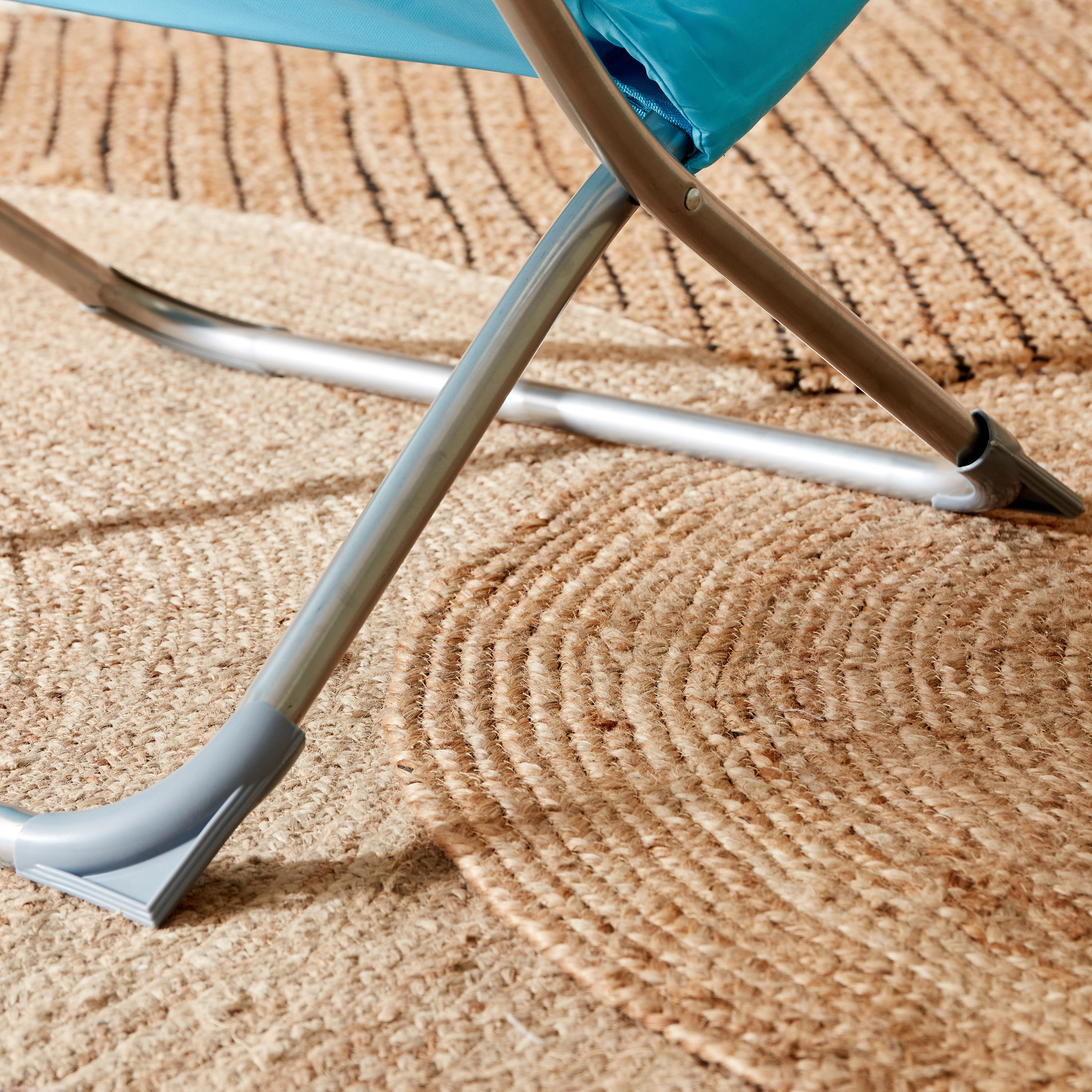 كرسي بمساند ذراعين للجلسات الخارجيّة من فيرا تارو-hbxfurniture-outdoor-swingsandchairs-image-4