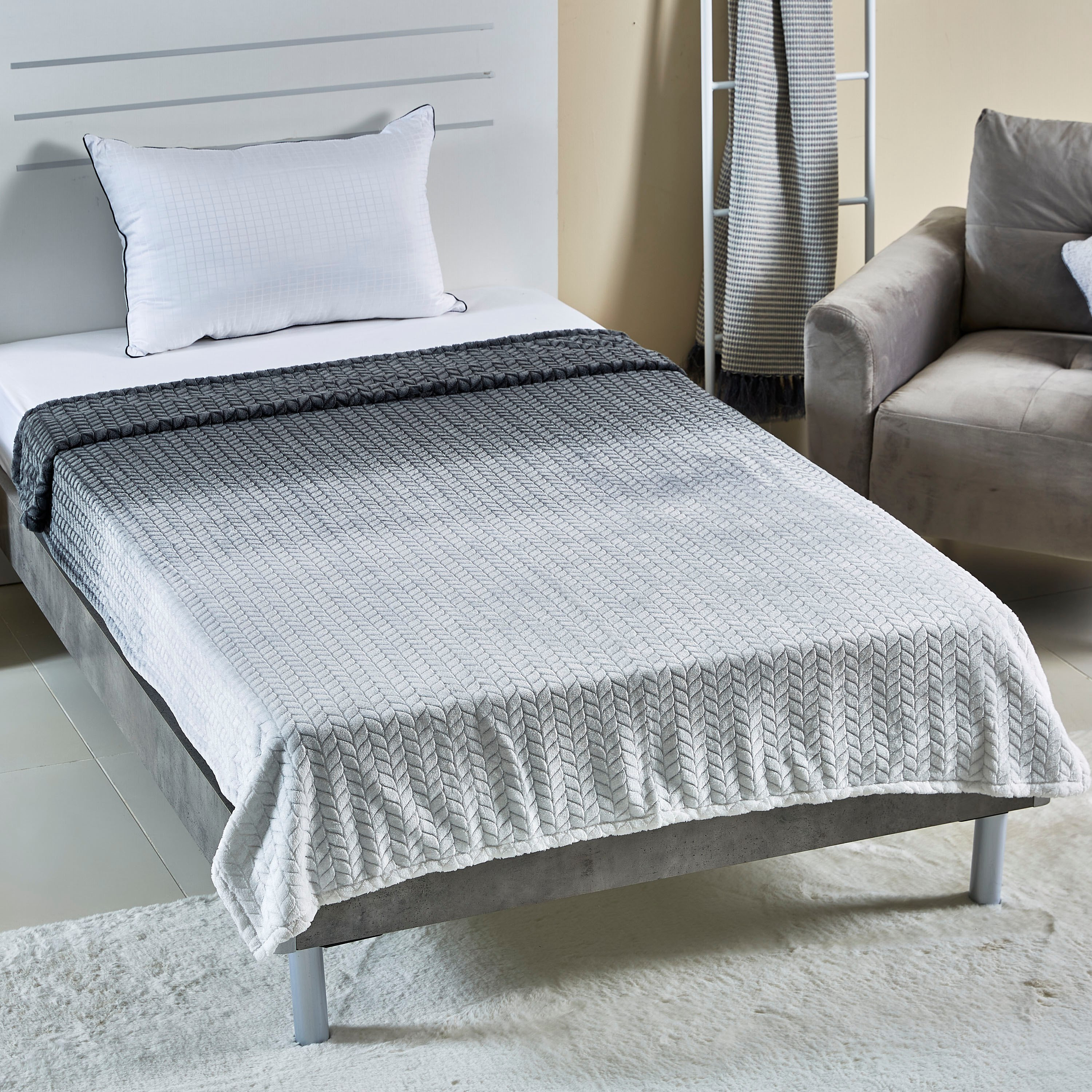 بطانية ريش فلانيل مقاس مزدوج - 150x200 سم-hbxhomeware-hbxbedroom-image-1