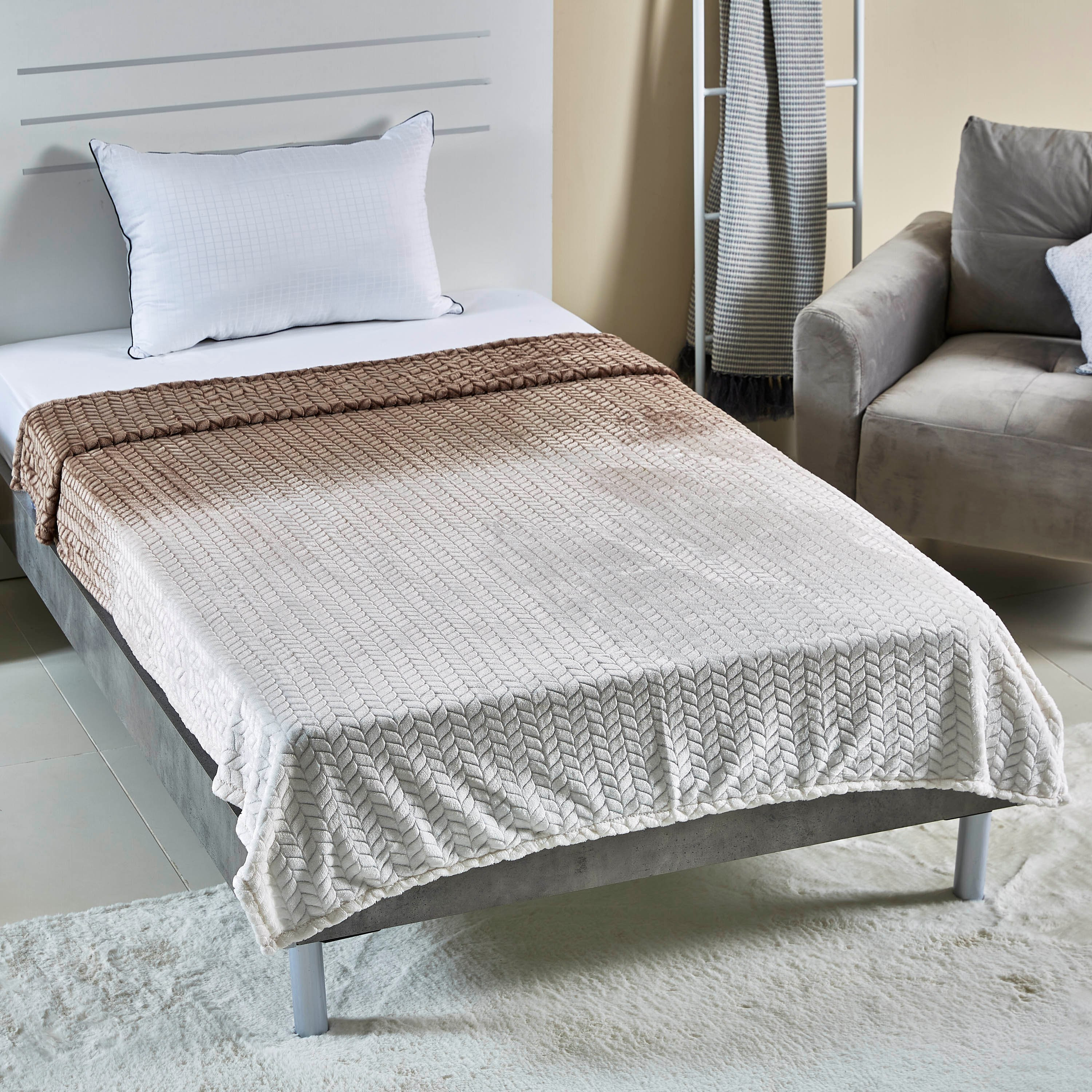 بطانية ريش فلانيل مقاس مزدوج - 150x200 سم-hbxhomeware-hbxbedroom-image-1