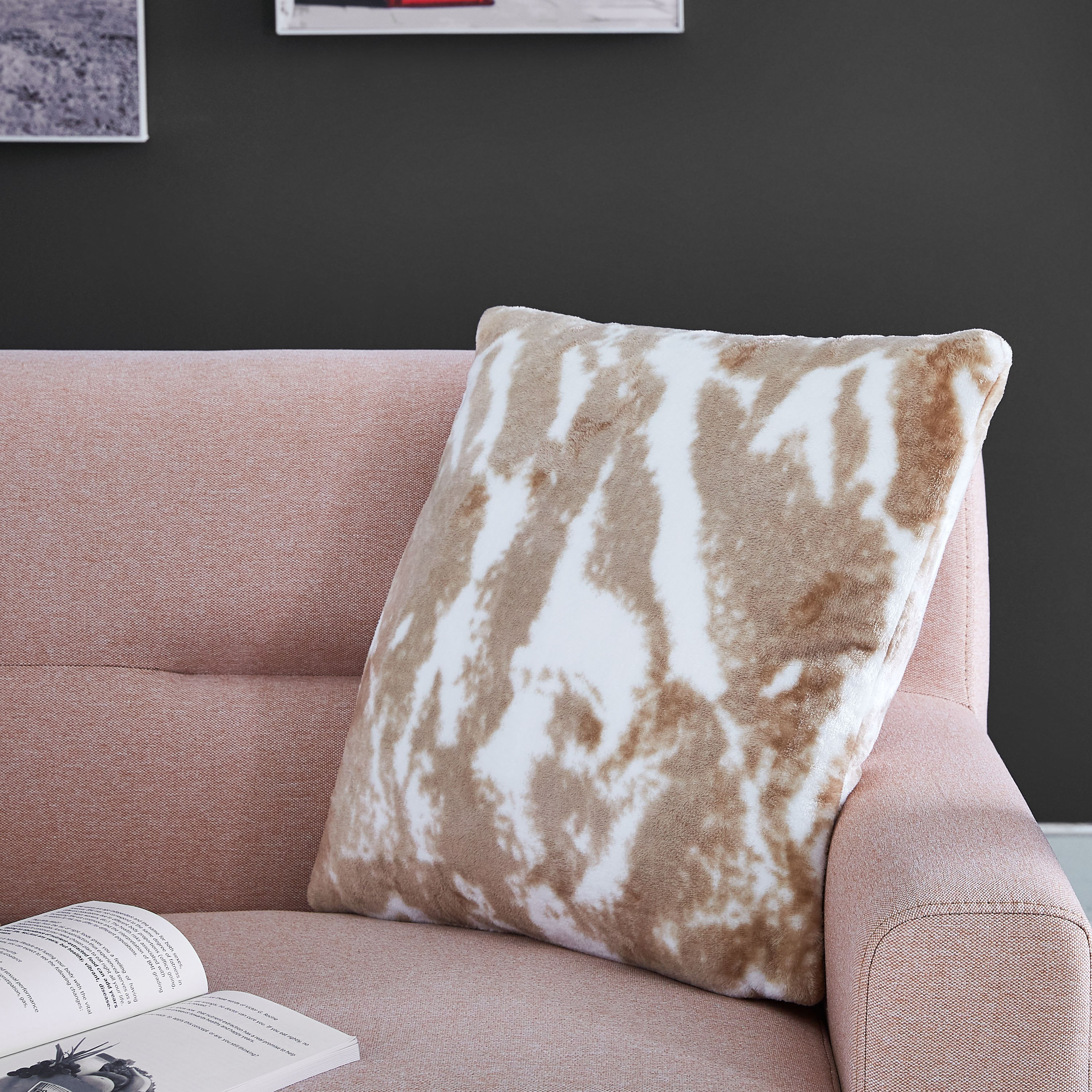 وسادة فلانيل محشوة بطبعات من جينيث - 45x45  سم-hbxlivingroom-furnishings-cushionsandcovers-filledcushions-image-1