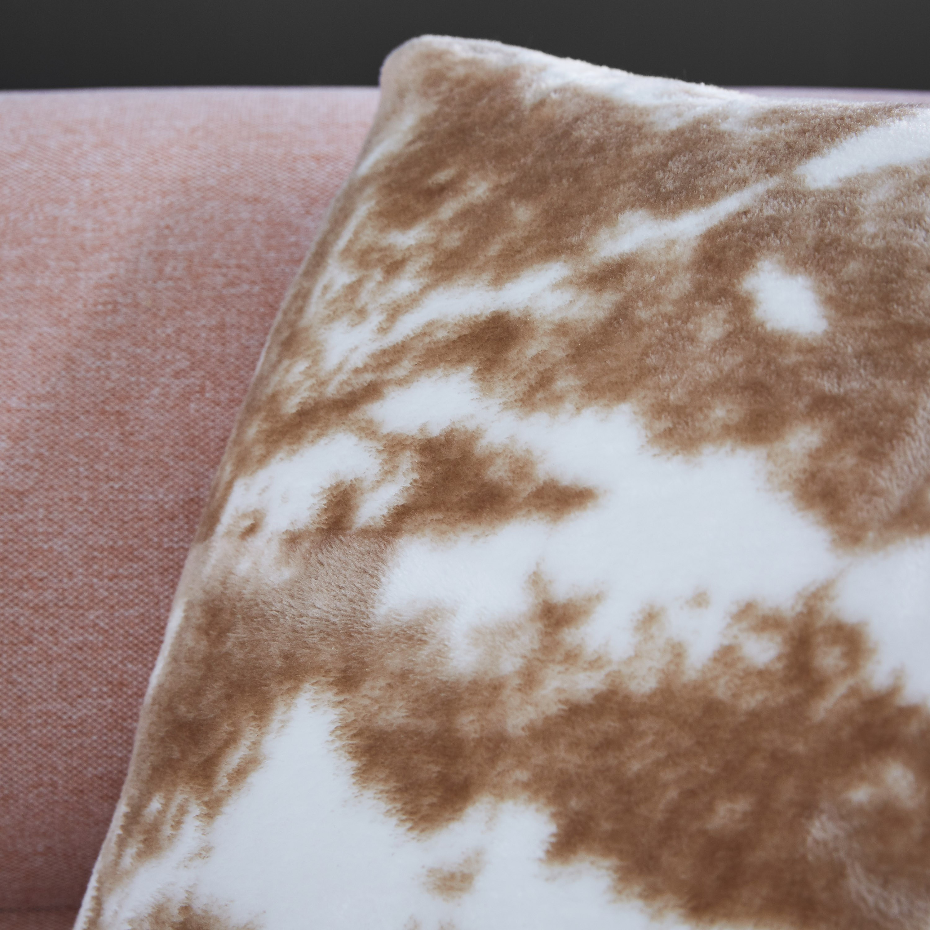 وسادة فلانيل محشوة بطبعات من جينيث - 45x45  سم-hbxlivingroom-furnishings-cushionsandcovers-filledcushions-image-2