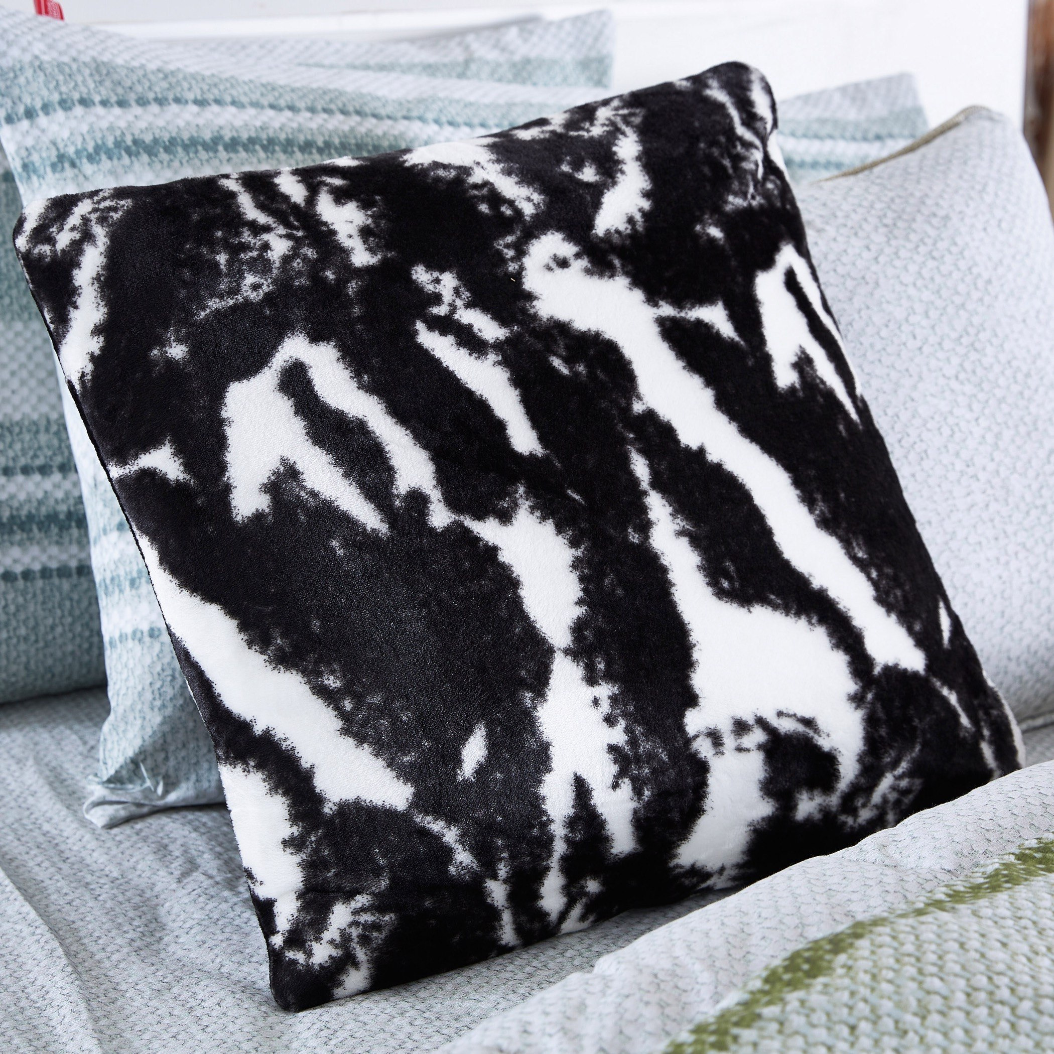 وسادة فلانيل محشوة بطبعات من جينيث - 45x45  سم-hbxlivingroom-furnishings-cushionsandcovers-filledcushions-image-1