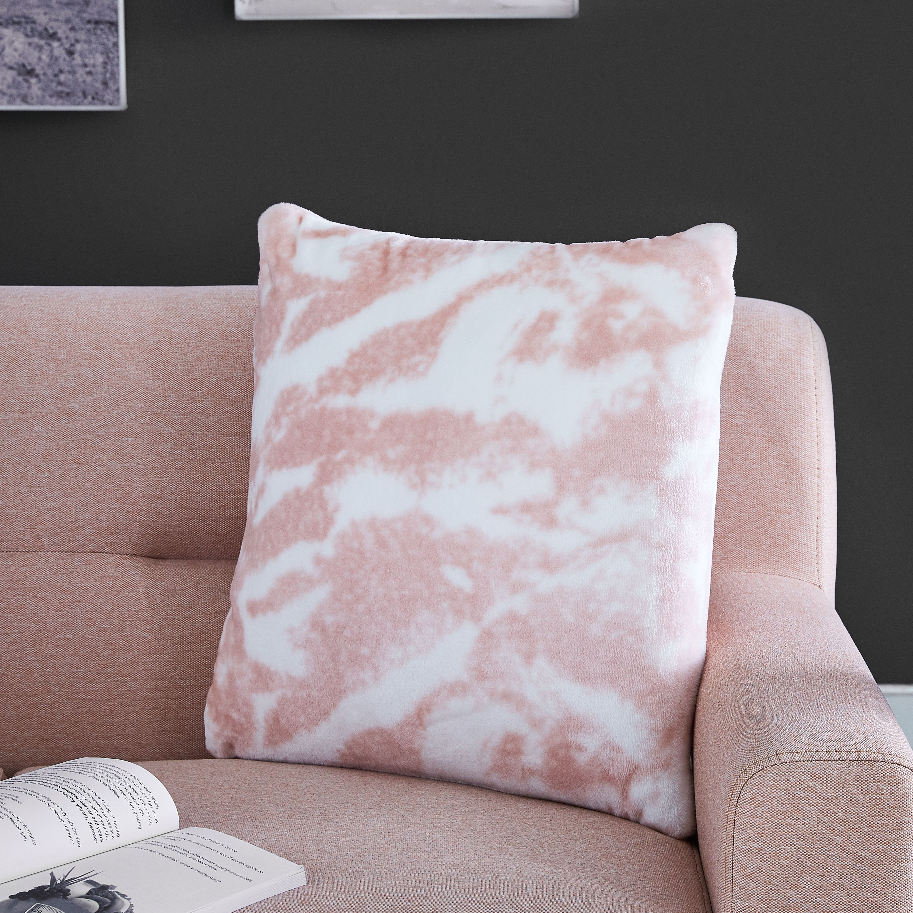 وسادة فلانيل محشوة بطبعات من جينيث - 45x45  سم-hbxlivingroom-furnishings-cushionsandcovers-filledcushions-image-1