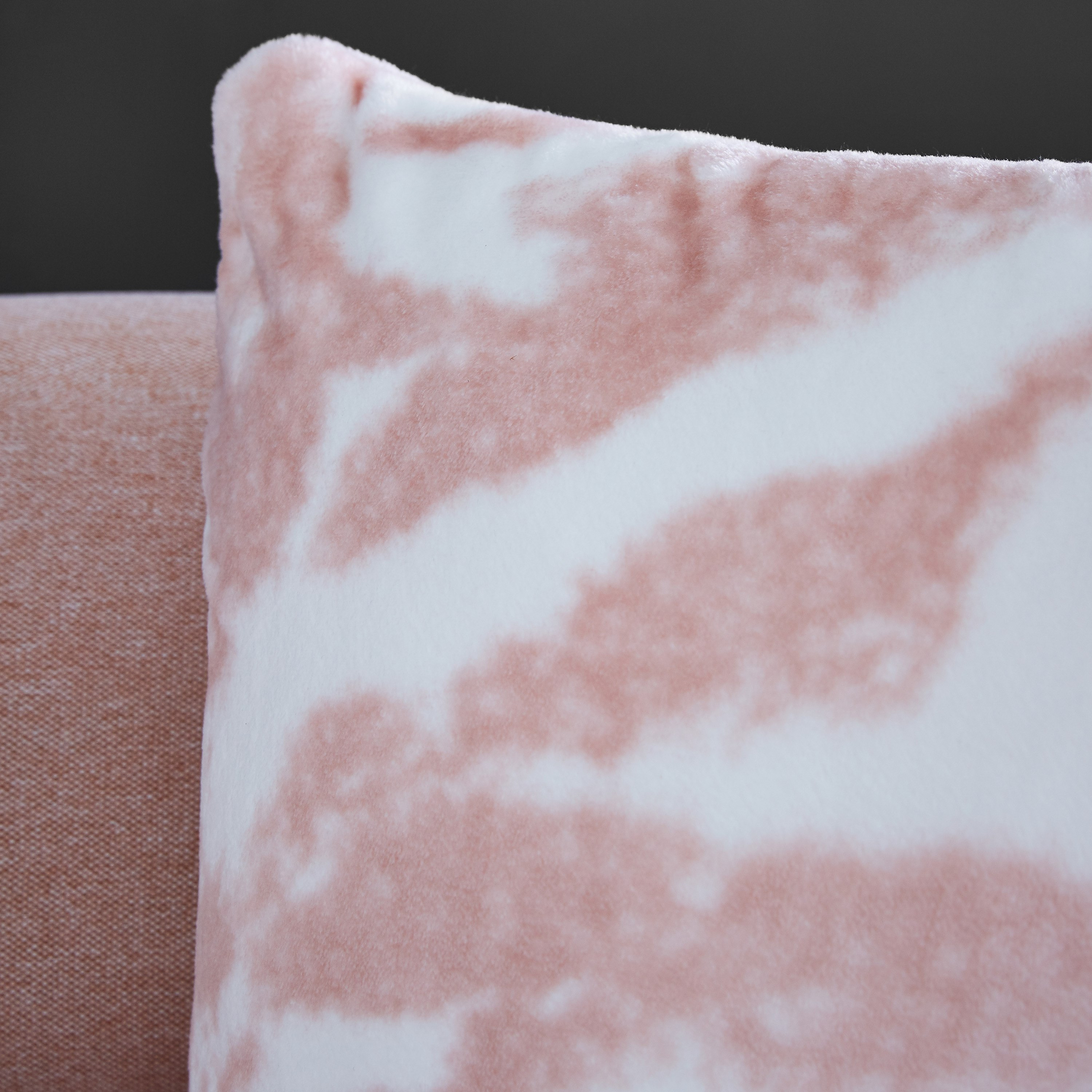 وسادة فلانيل محشوة بطبعات من جينيث - 45x45  سم-hbxlivingroom-furnishings-cushionsandcovers-filledcushions-image-2