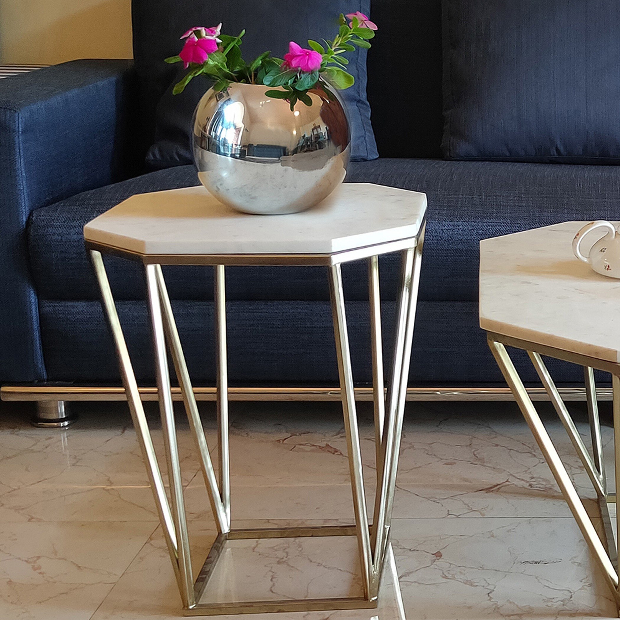 طاولة جانبيّة بسطح رخامي من كارولاينا-hbxfurniture-livingroom-endtables-image-1