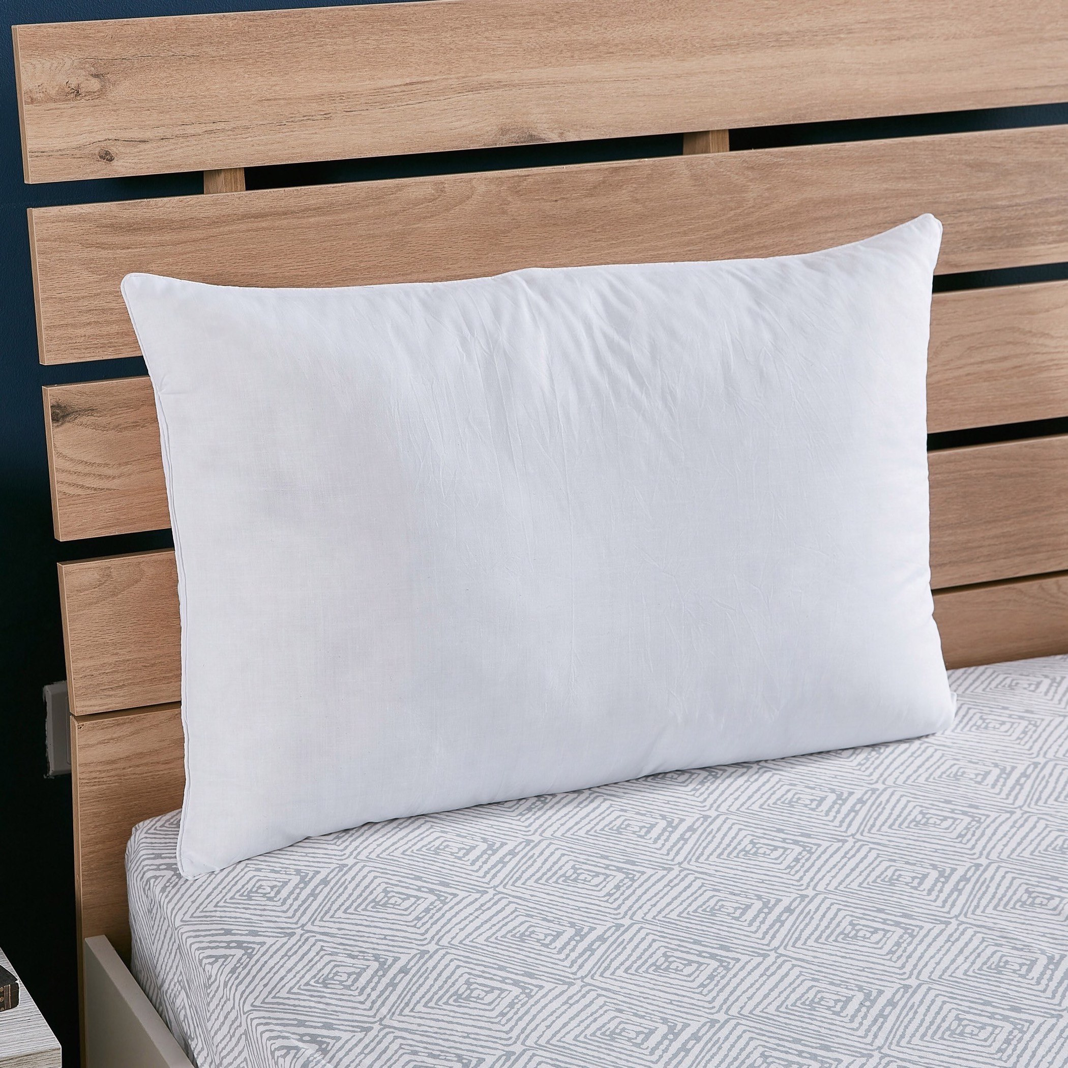وسادة دعم متوسطة من كوزي - 50x75 سم-hbxdecorandfurnishings-bedding-duvetsandpillows-image-1