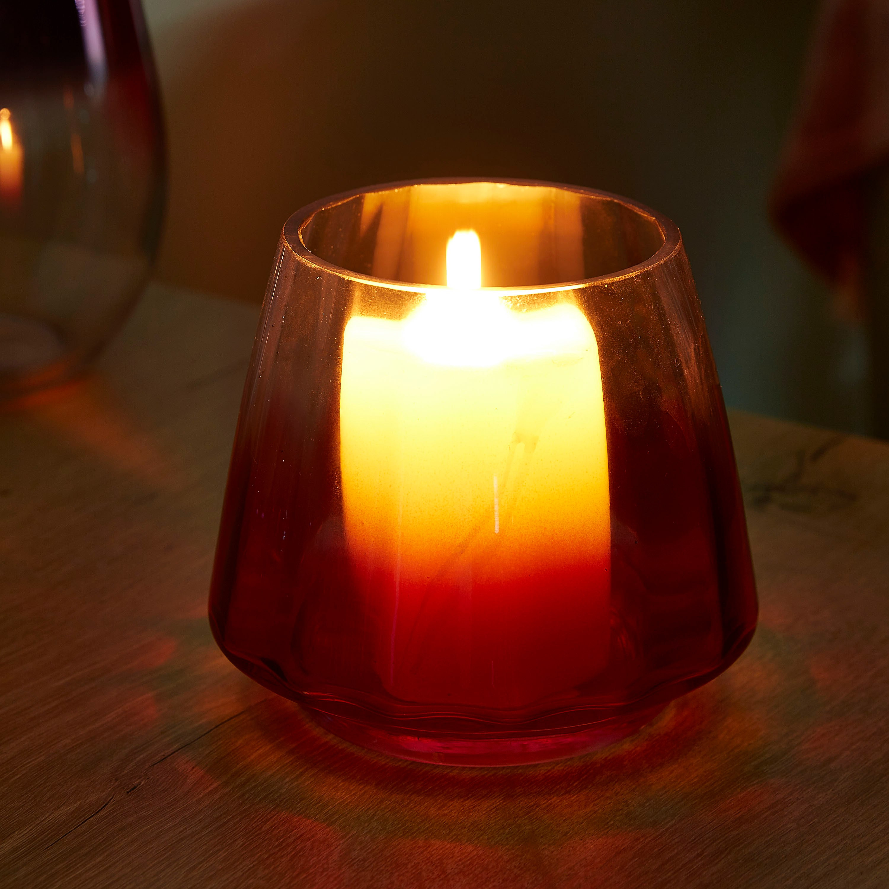 حامل شموع زجاجي متدرج اللون من آفا-hbxlivingroom-decorandaccessories-candleholders-image-2