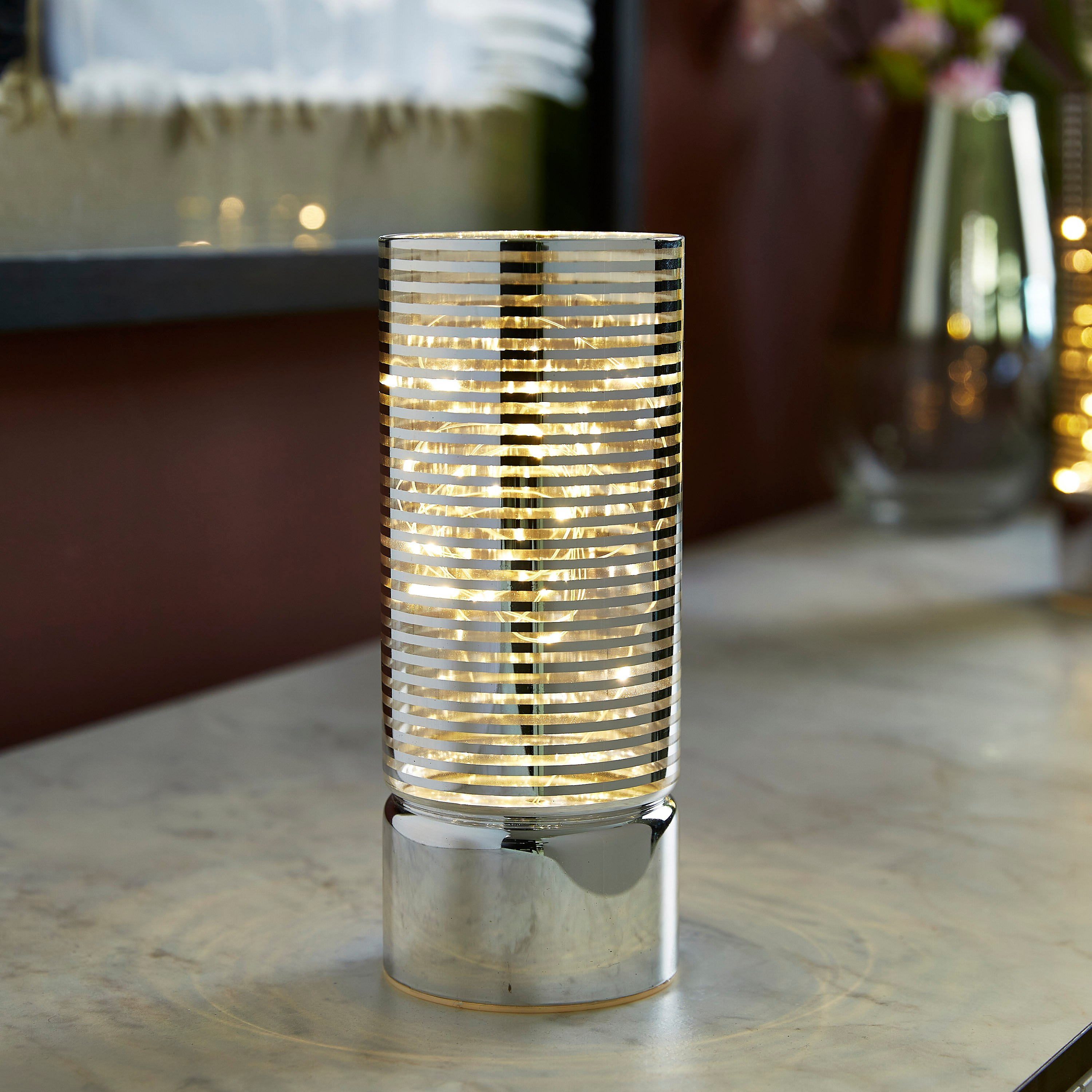 مزهرية بخطوط أسطوانية زجاجية مع أضواء أل إي دي من آفا-hbxbedroom-decorandaccessories-vases-image-1