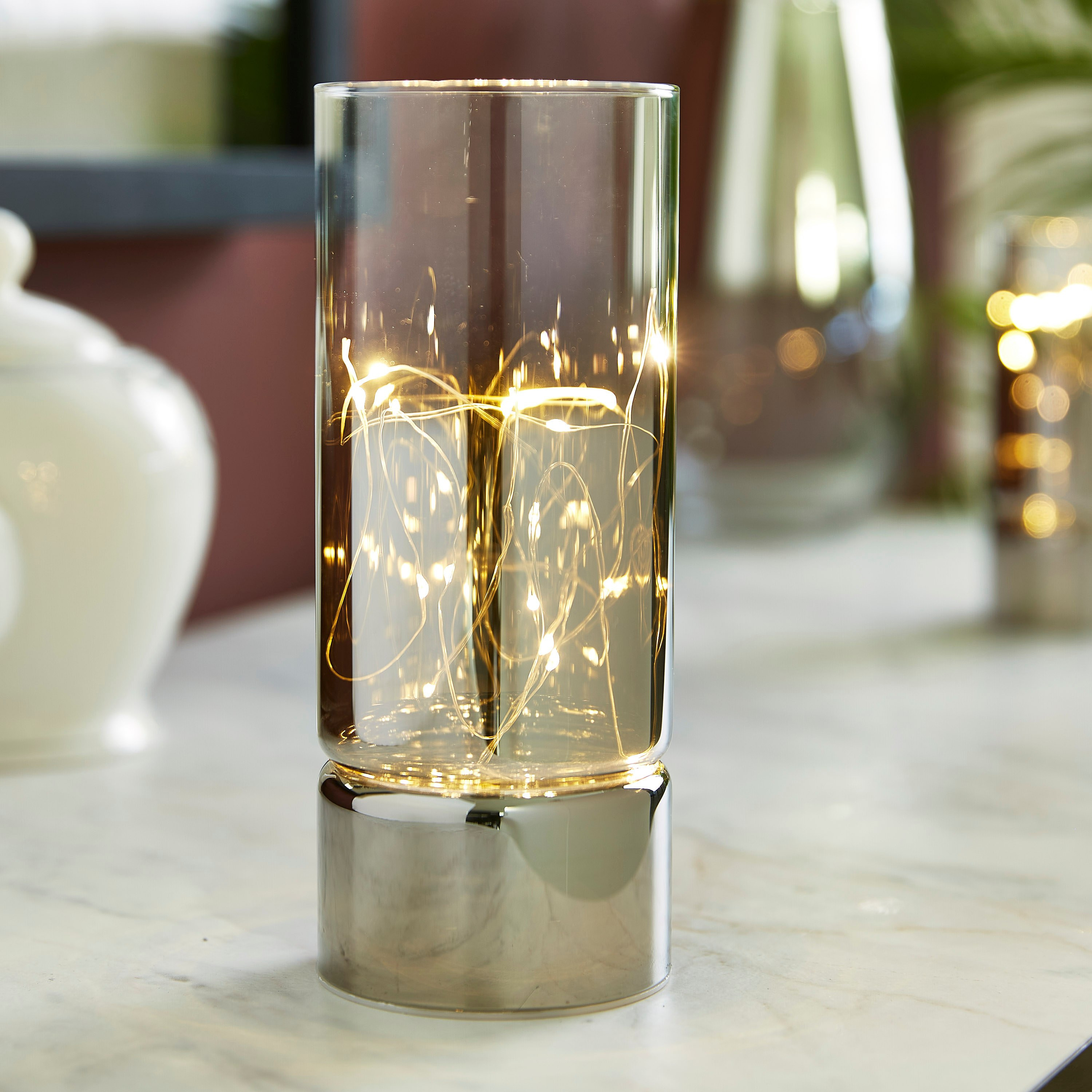 مزهرية أسطوانية زجاجية بلون متدرج مع أضواء أل إي دي من آفا-hbxbedroom-decorandaccessories-vases-image-1