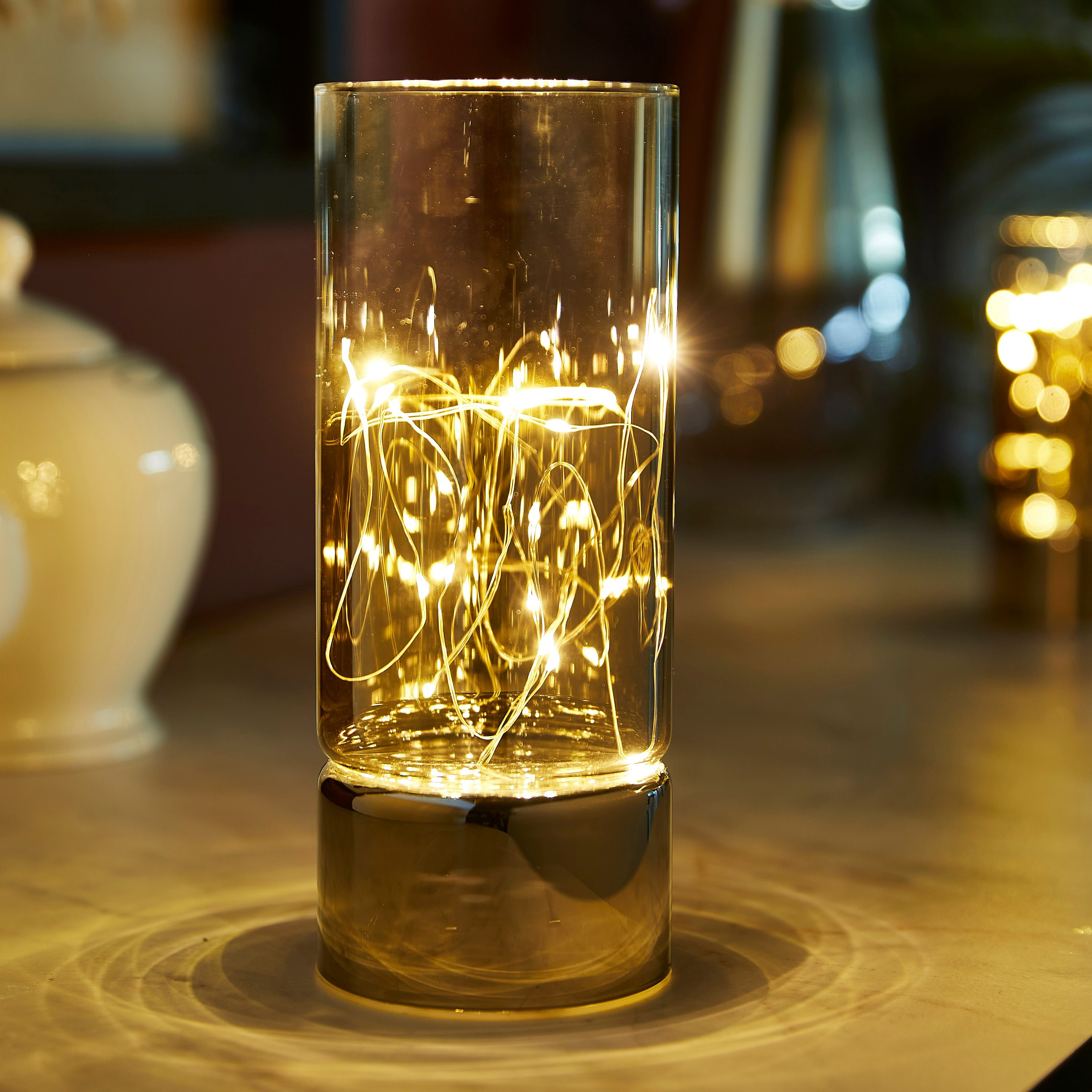 مزهرية أسطوانية زجاجية بلون متدرج مع أضواء أل إي دي من آفا-hbxbedroom-decorandaccessories-vases-image-2