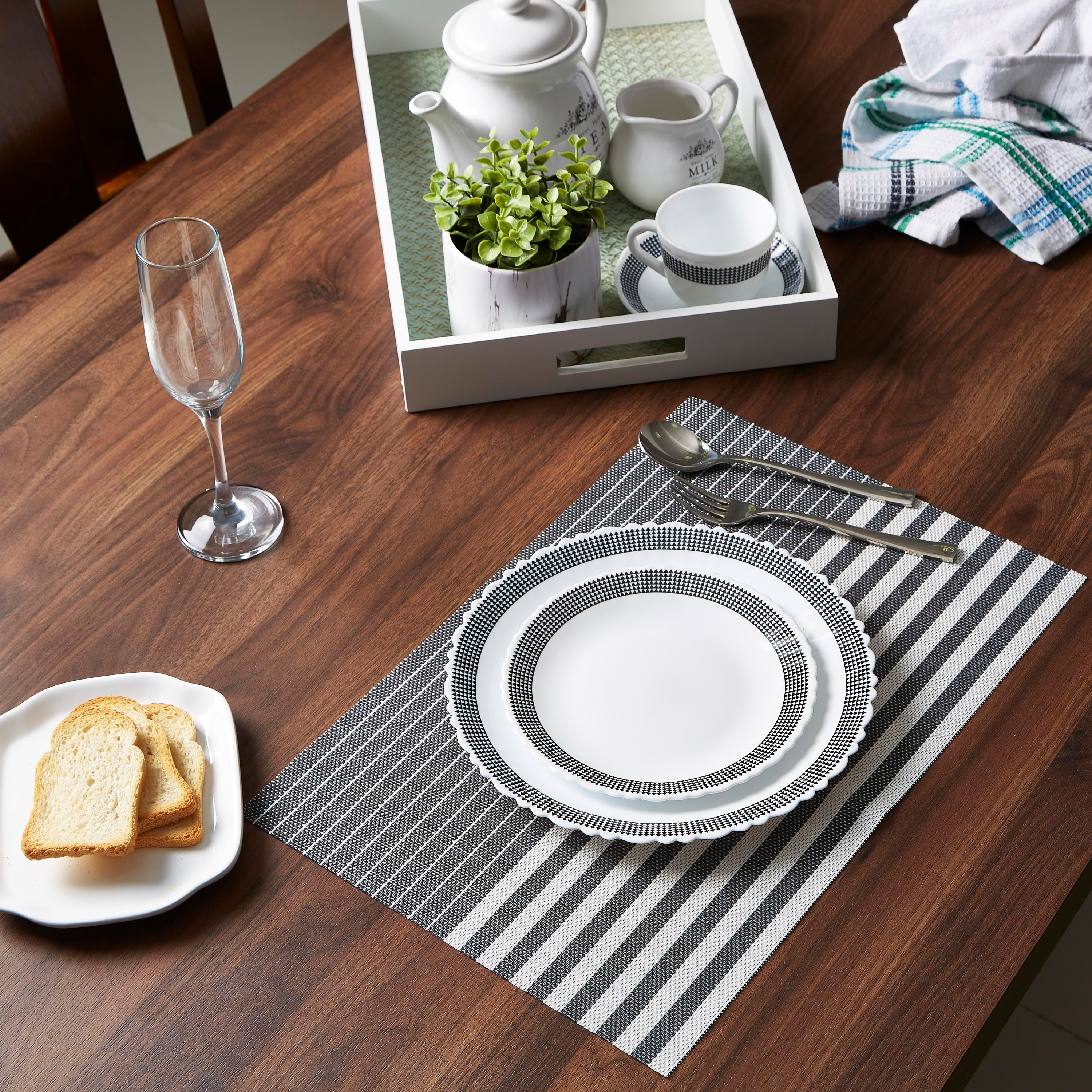 لبادة صحون مخططة من إيلا - 30 × 45 سم-hbxdecorandfurnishings-homefurnishings-tablelinens-image-3