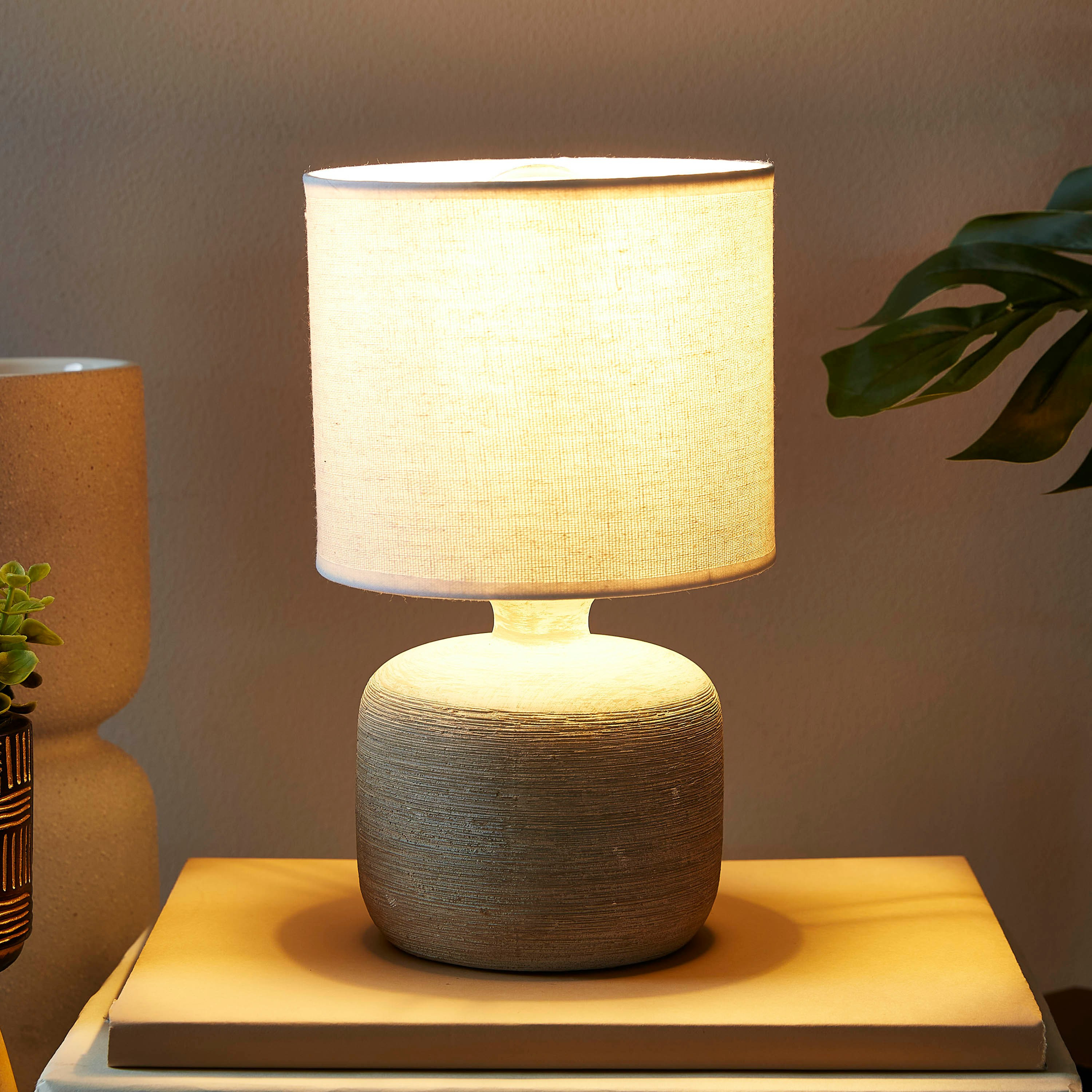 مصباح طاولة سيراميك من إيكون - 29 سم-hbxlivingroom-lighting-tablelamps-image-2