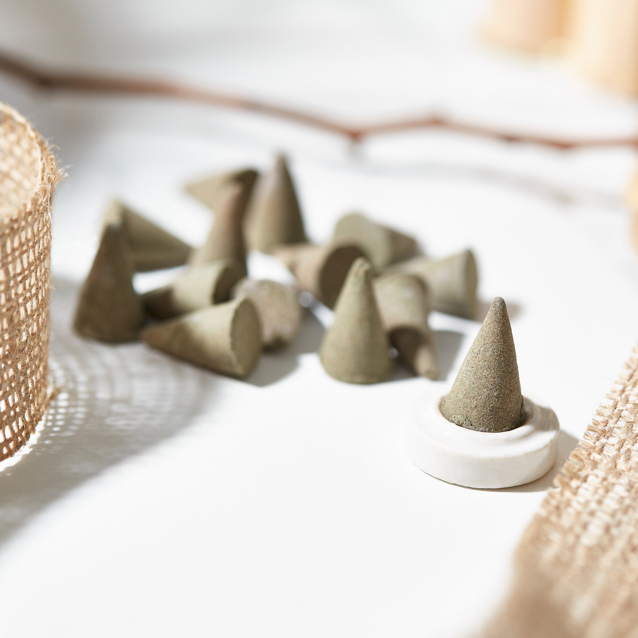 مجموعة أعواد بخور مخروطية  20 قطعة إيرث مع حامل سيراميك من تاتفا-hbxlivingroom-decorandaccessories-candleholders-image-2