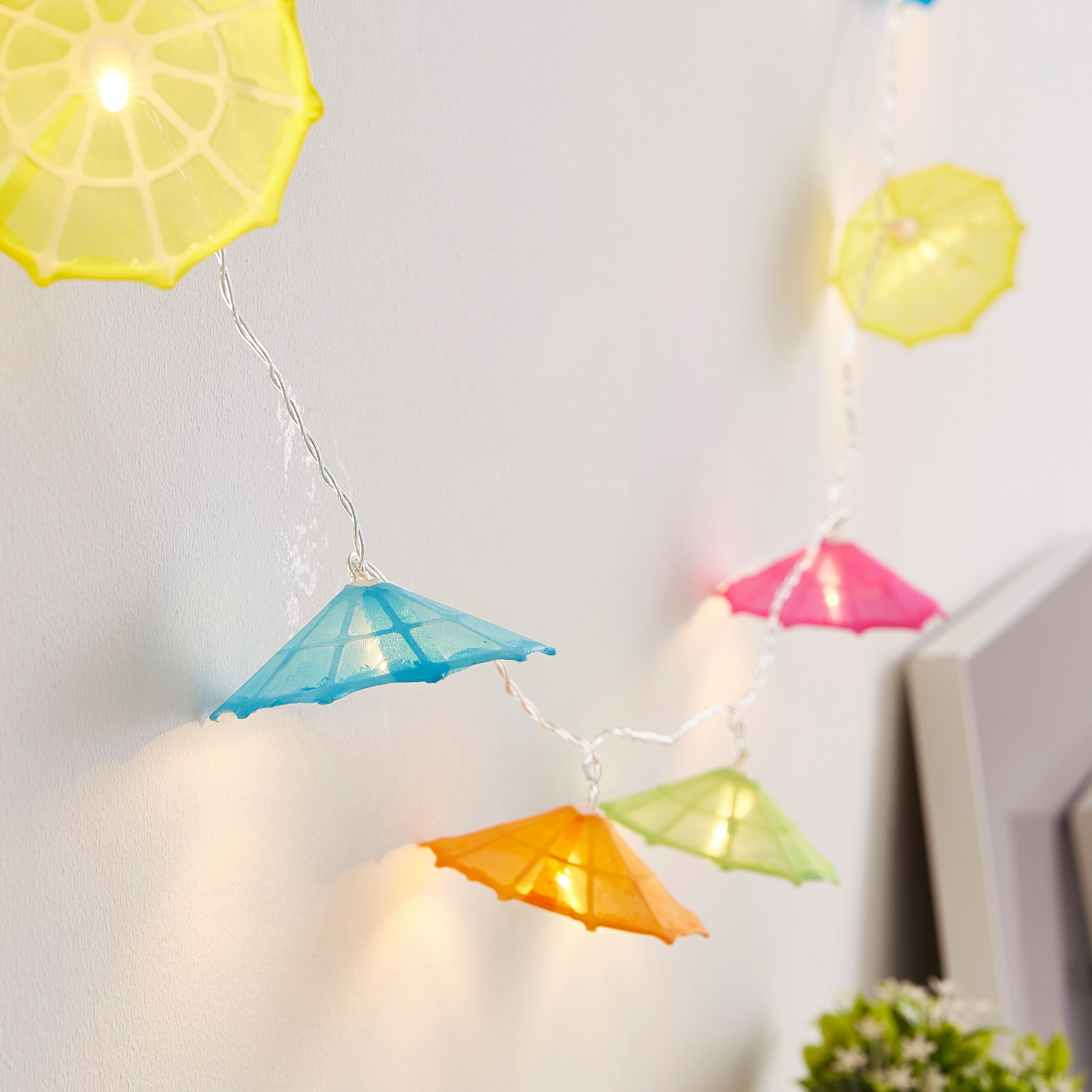 خيط إضاءة بـ10 لمبات إل إى دي باراسول ملوّنة من أورلا - 210 سم-hbxdiningroom-lighting-decorativesandstringlights-image-3