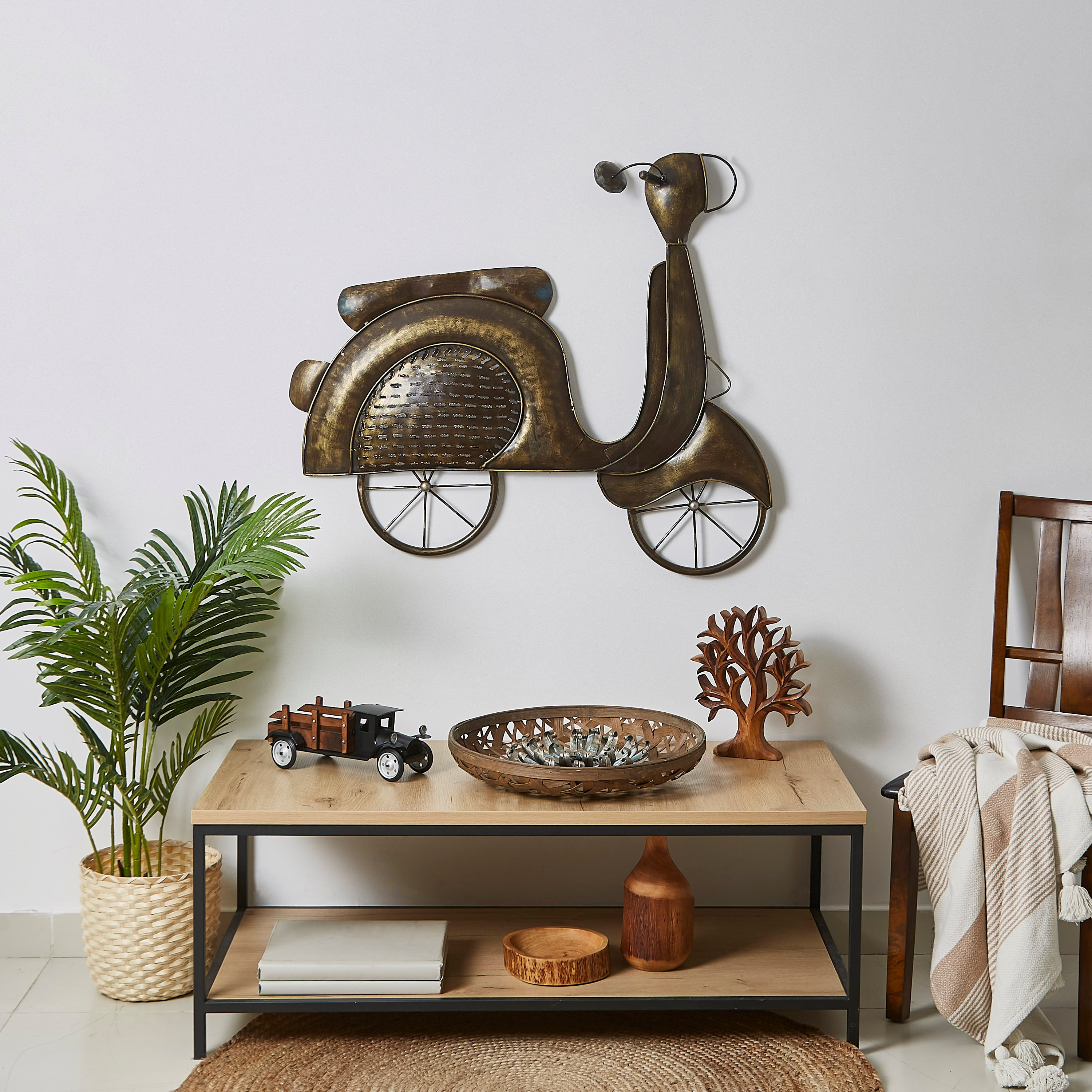 قطعة ديكور بتصميم سكوتر كلاسيكي من إيبيزا-hbxdiningroom-walldecor-wallart-image-1