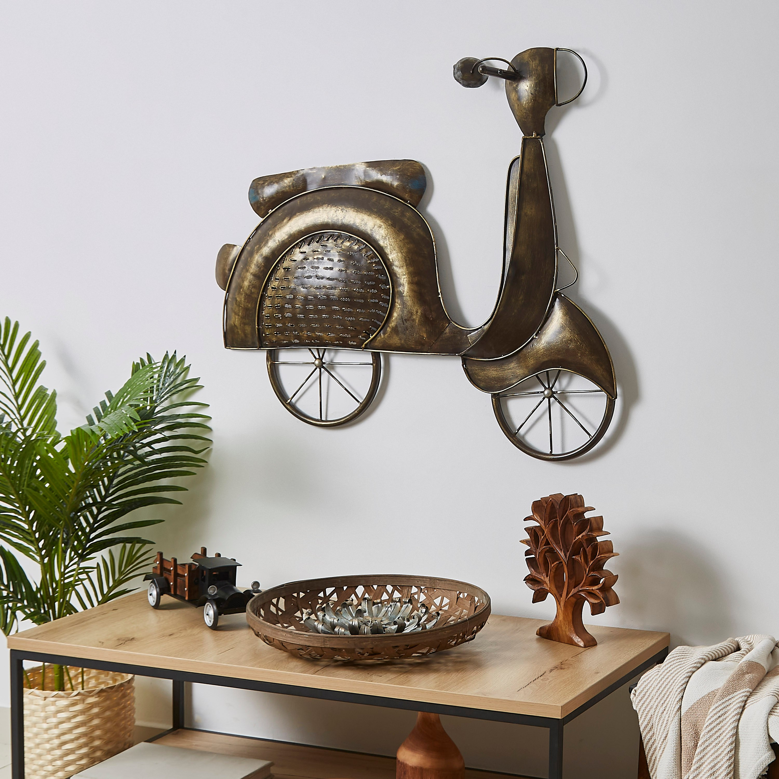 قطعة ديكور بتصميم سكوتر كلاسيكي من إيبيزا-hbxdiningroom-walldecor-wallart-image-2