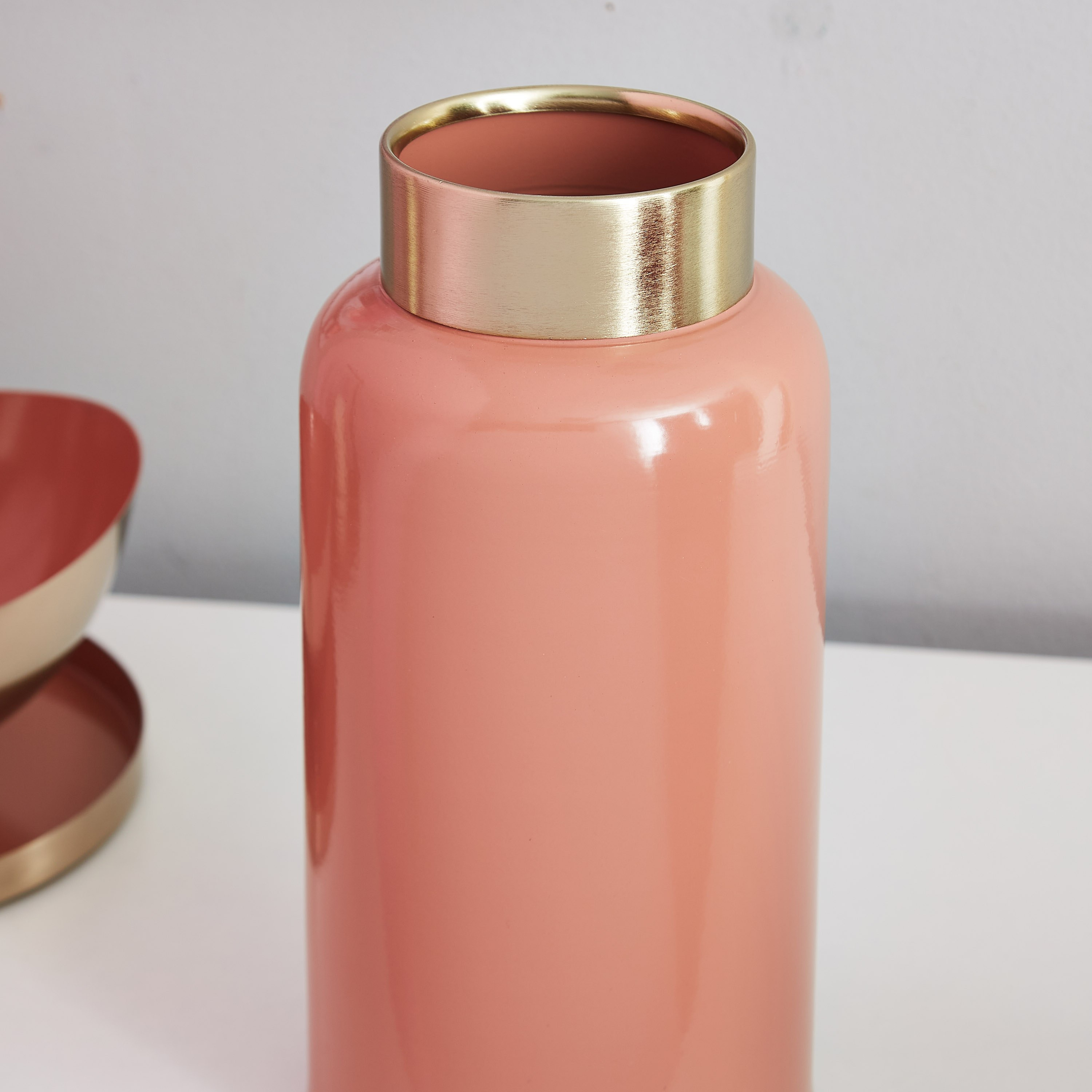مزهرية معدنية مطلية من إيزنا-hbxbedroom-decorandaccessories-vases-image-3
