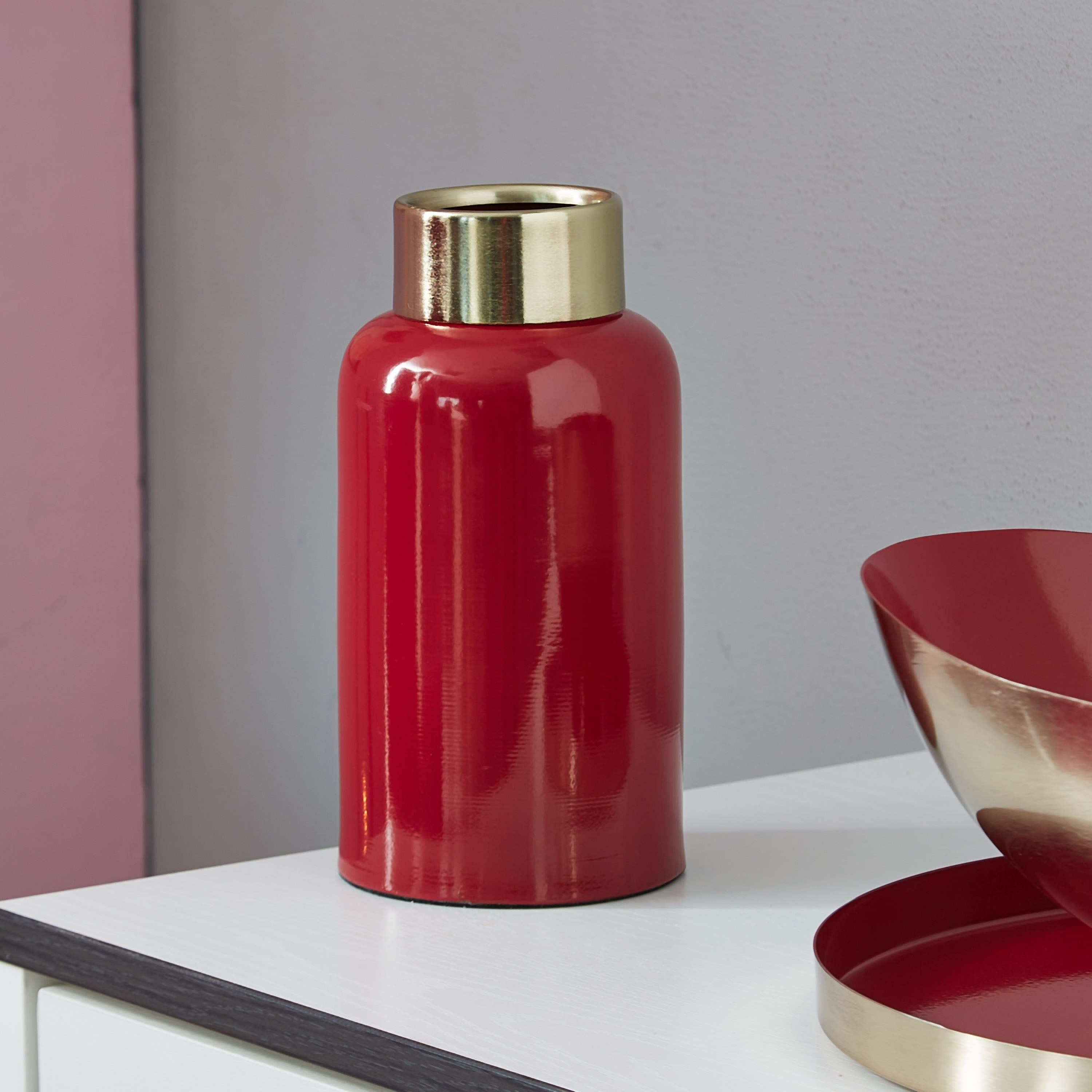 مزهرية معدنية مطلية من إيزنا-hbxbedroom-decorandaccessories-vases-image-2