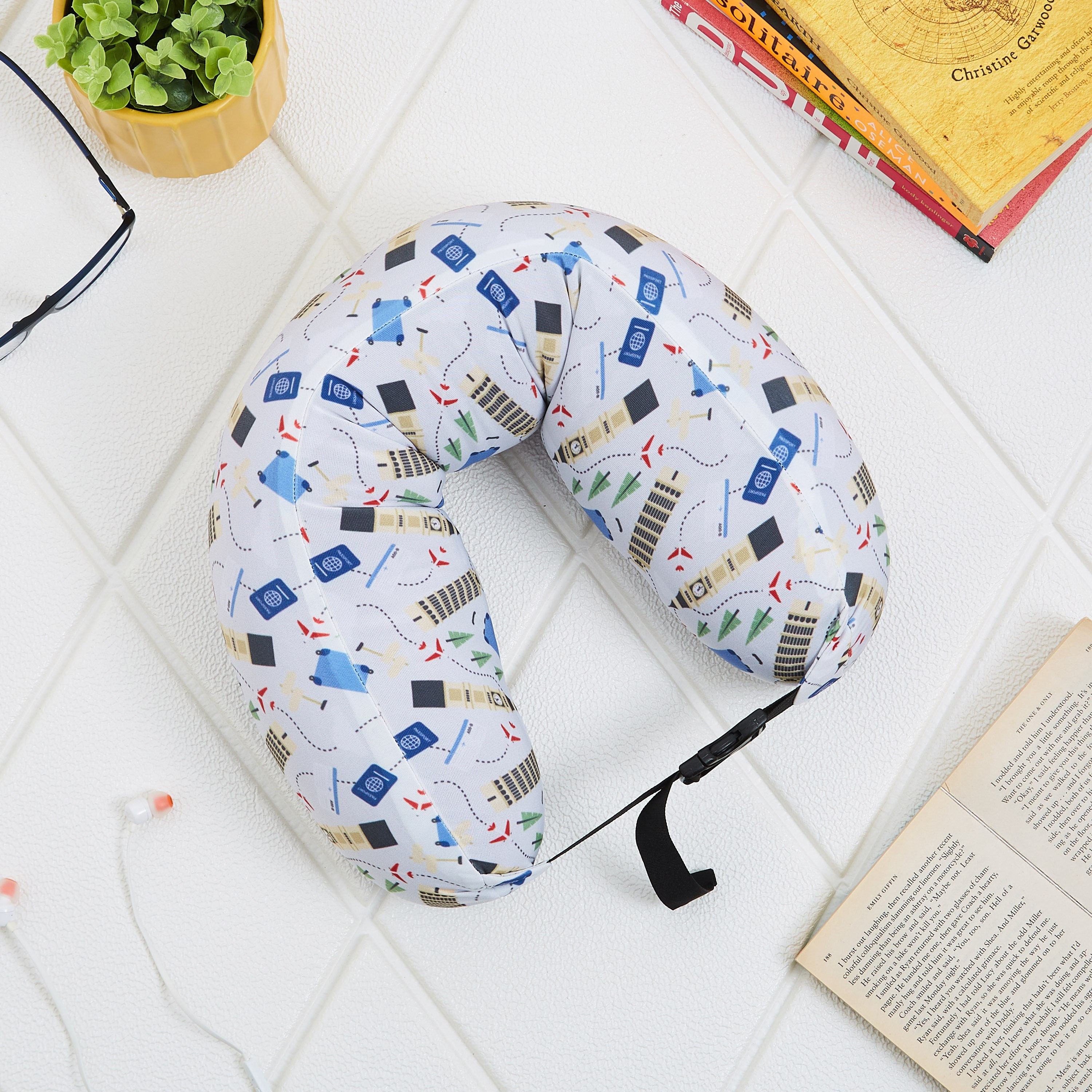 وسادة عنق للسفر بطبعات رقمية - 31x30 سم-hbxdecorandfurnishings-homeaccessories-novelties-image-1