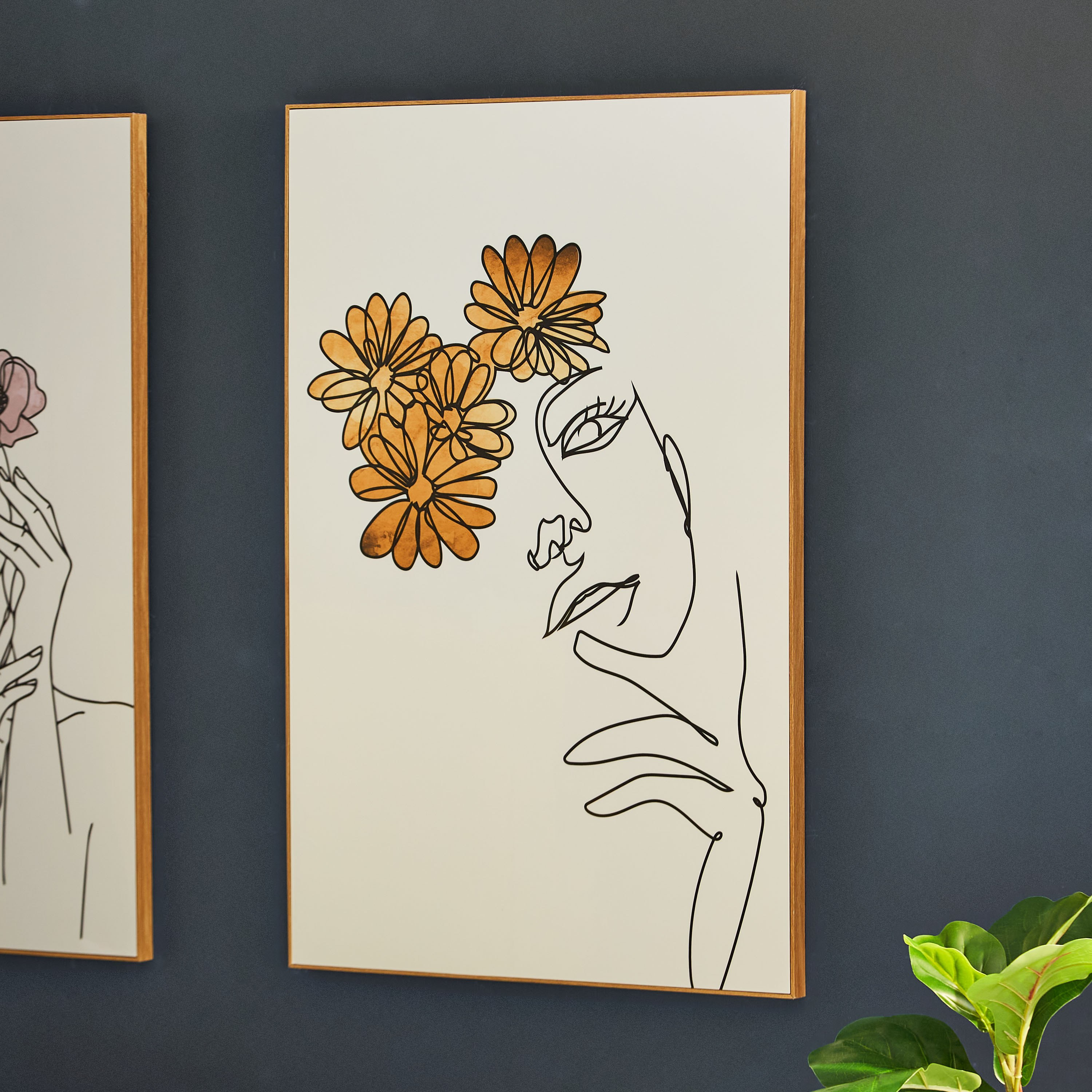 لوحة مؤطرة لامعة بتصميم فتاة مع زهور من كيا-hbxhomeware-hbxdecorandfurnishings-image-2