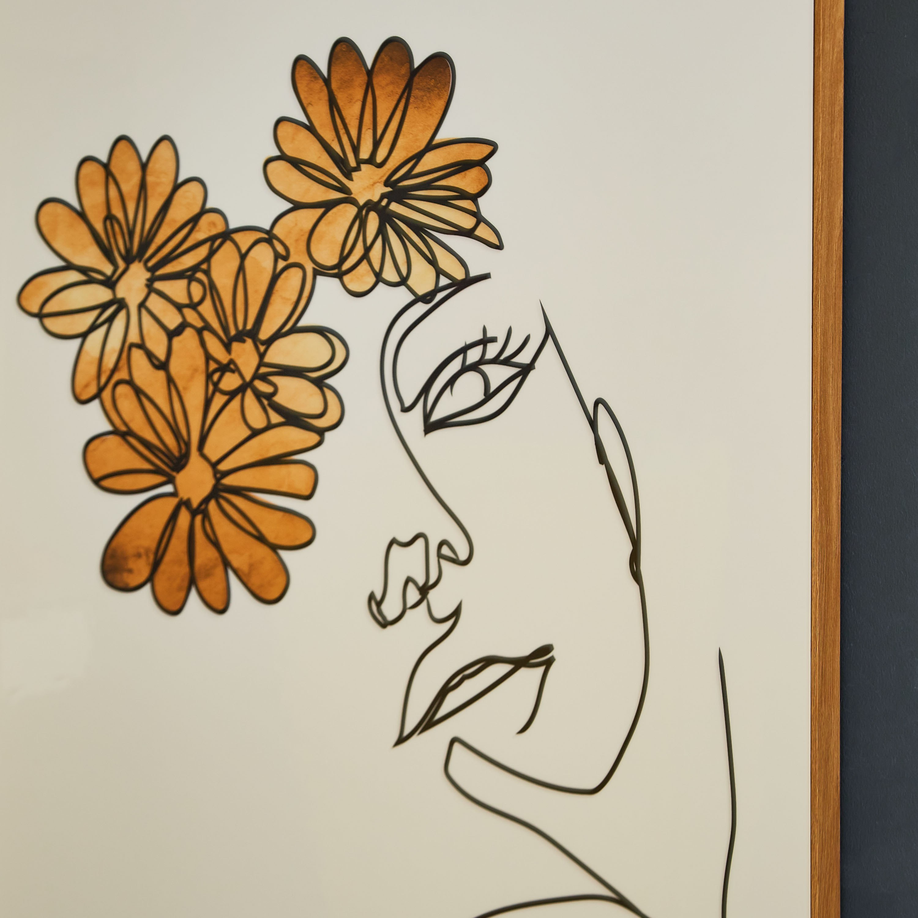 لوحة مؤطرة لامعة بتصميم فتاة مع زهور من كيا-hbxhomeware-hbxdecorandfurnishings-image-3