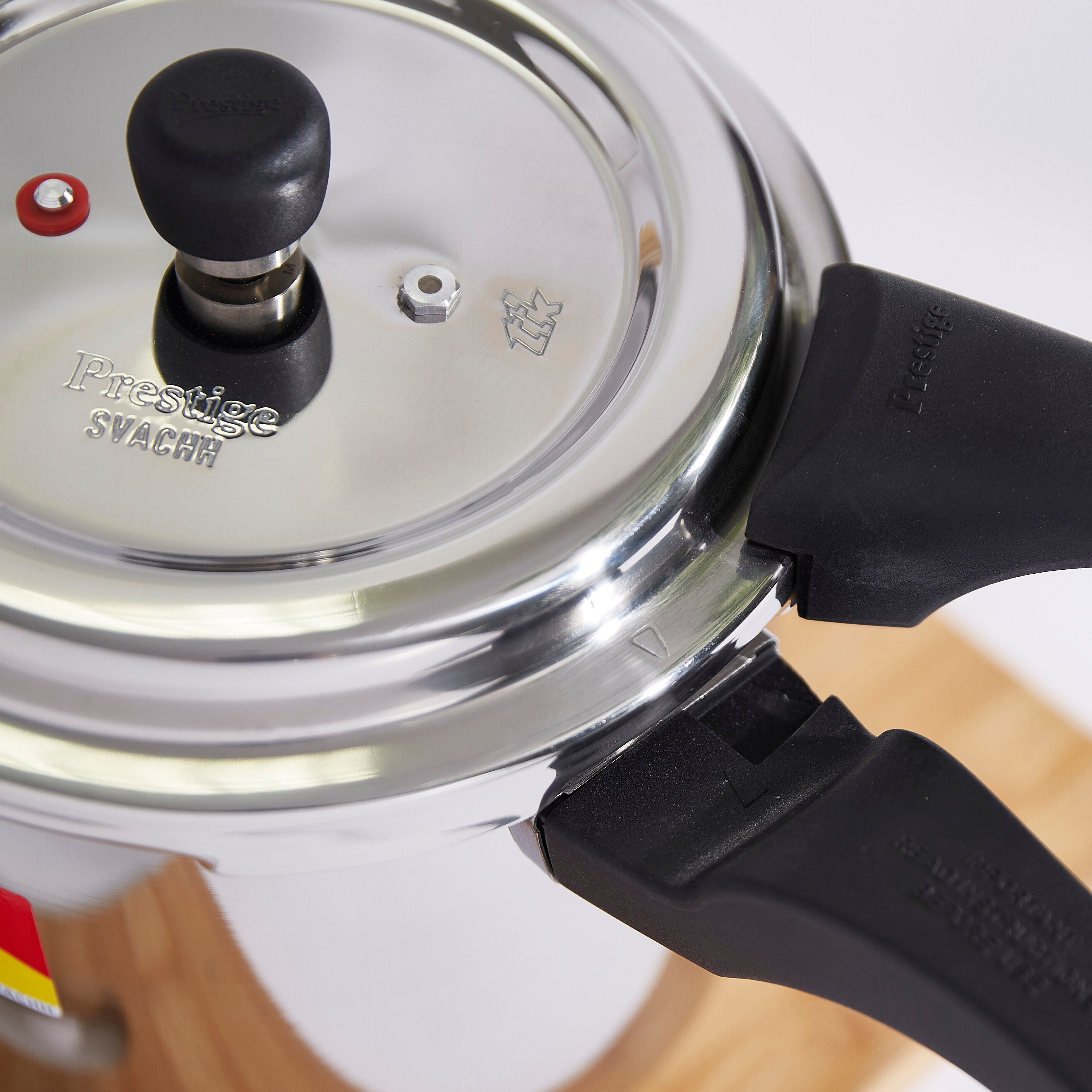 طنجرة ضغط ديلوكس ألفا من بريستيج- 5.5 لتر-hbxkitchen-kitchenware-foodpreparation-image-2