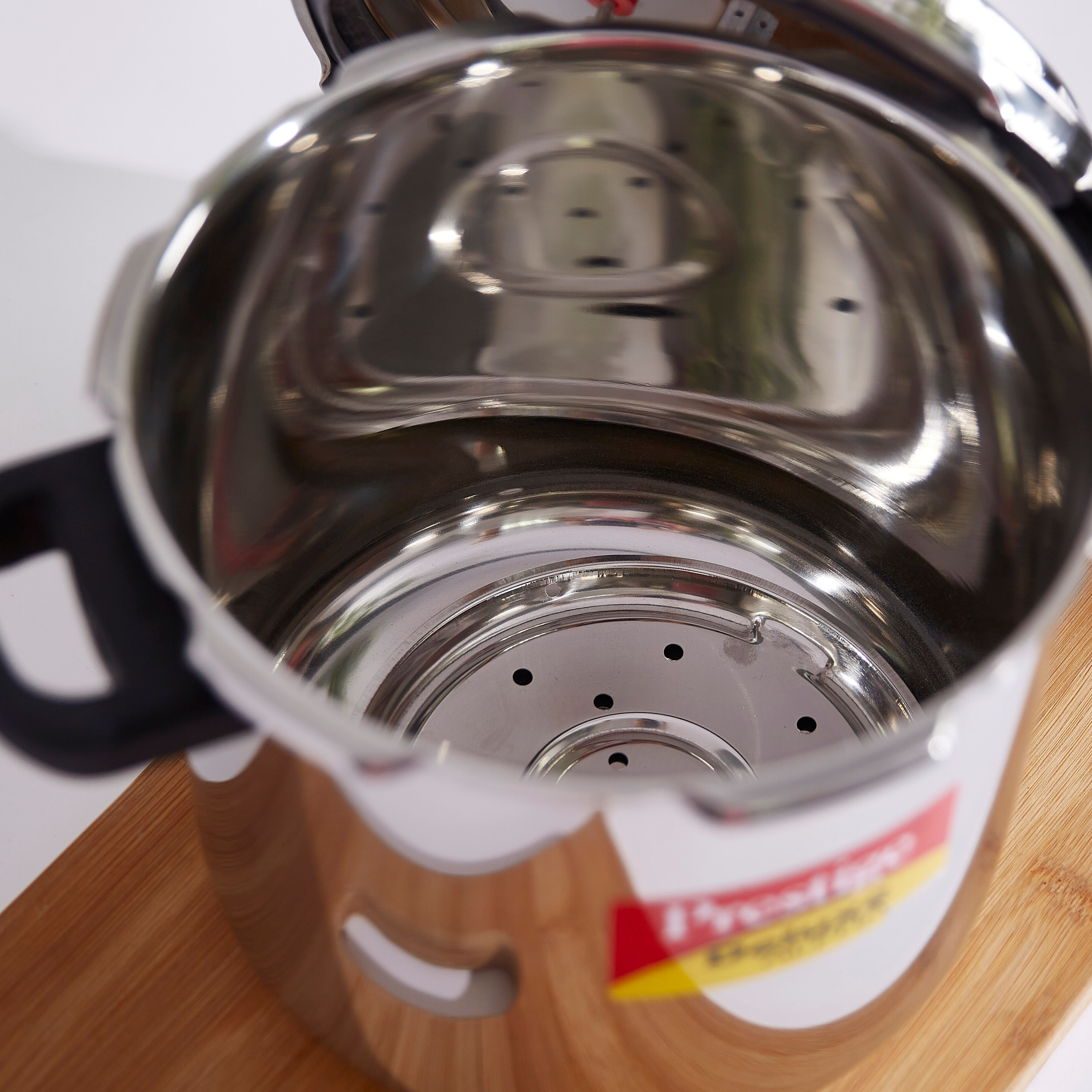 طنجرة ضغط ديلوكس ألفا من بريستيج- 5.5 لتر-hbxkitchen-kitchenware-foodpreparation-image-3