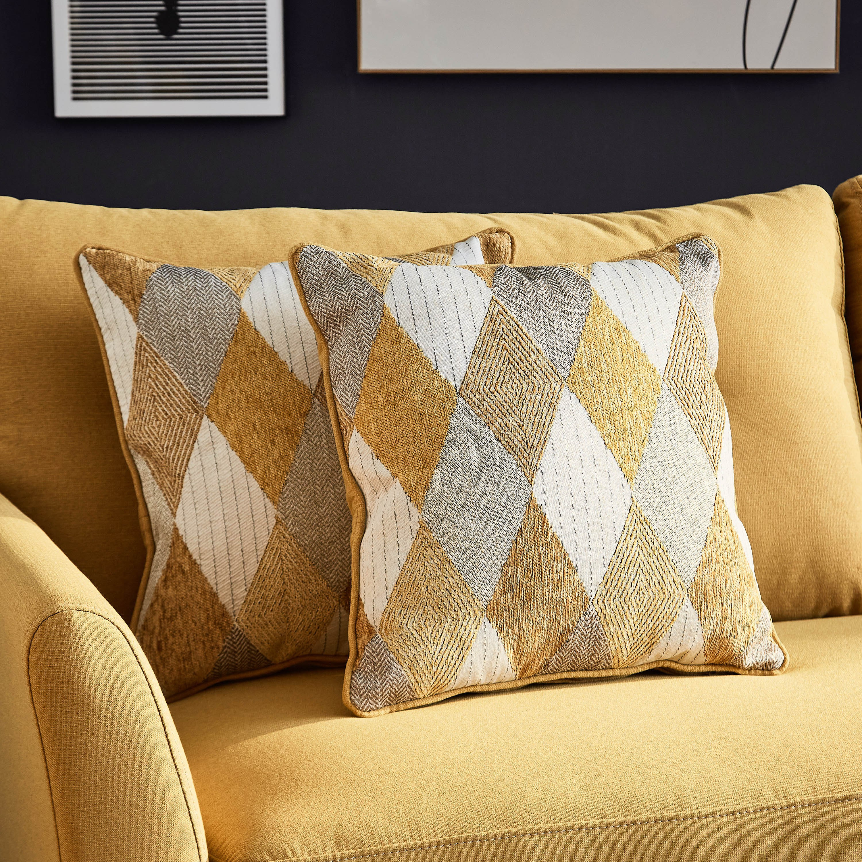 كنبة بـ 3 مقاعد ووسادتين من ليلي-hbxlivingroom-sofasandarmchairs-sofas-image-5