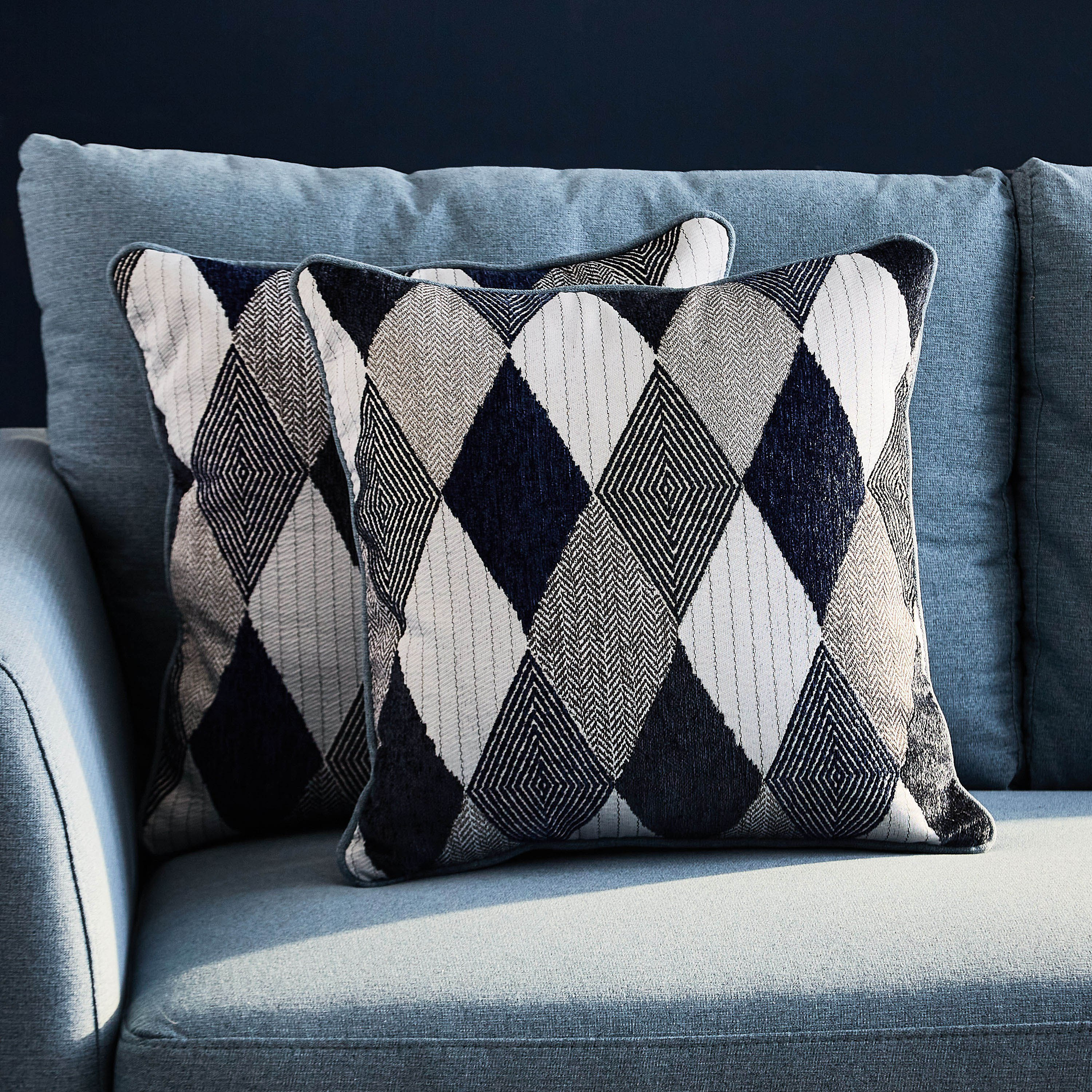 كنبة مقعدين ووسادتين من ليلي-hbxlivingroom-sofasandarmchairs-sofas-image-4