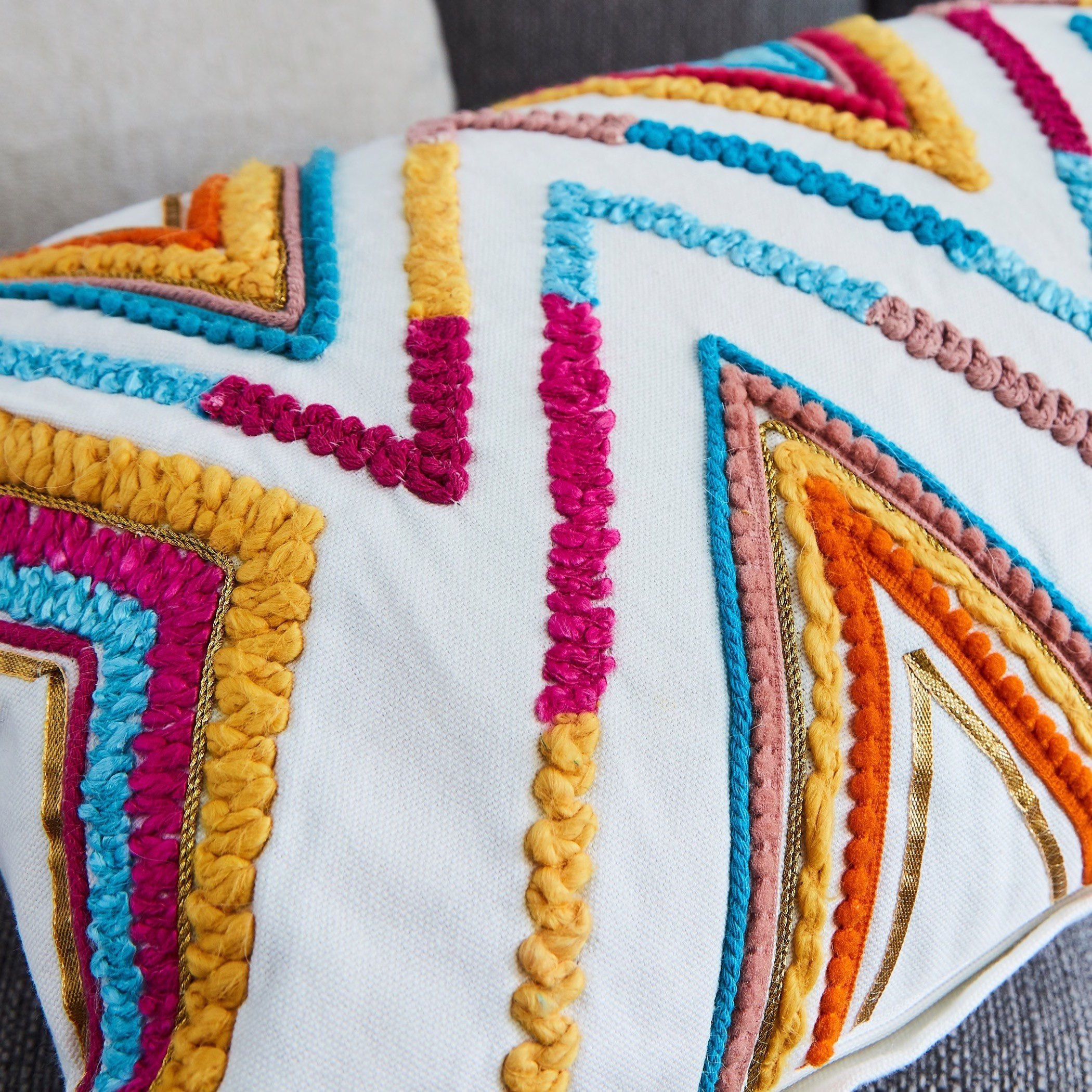 وسادة محشوة بتطريز شيفرون من ماجيستيك - 30x50 سم-hbxlivingroom-furnishings-cushionsandcovers-filledcushions-image-2
