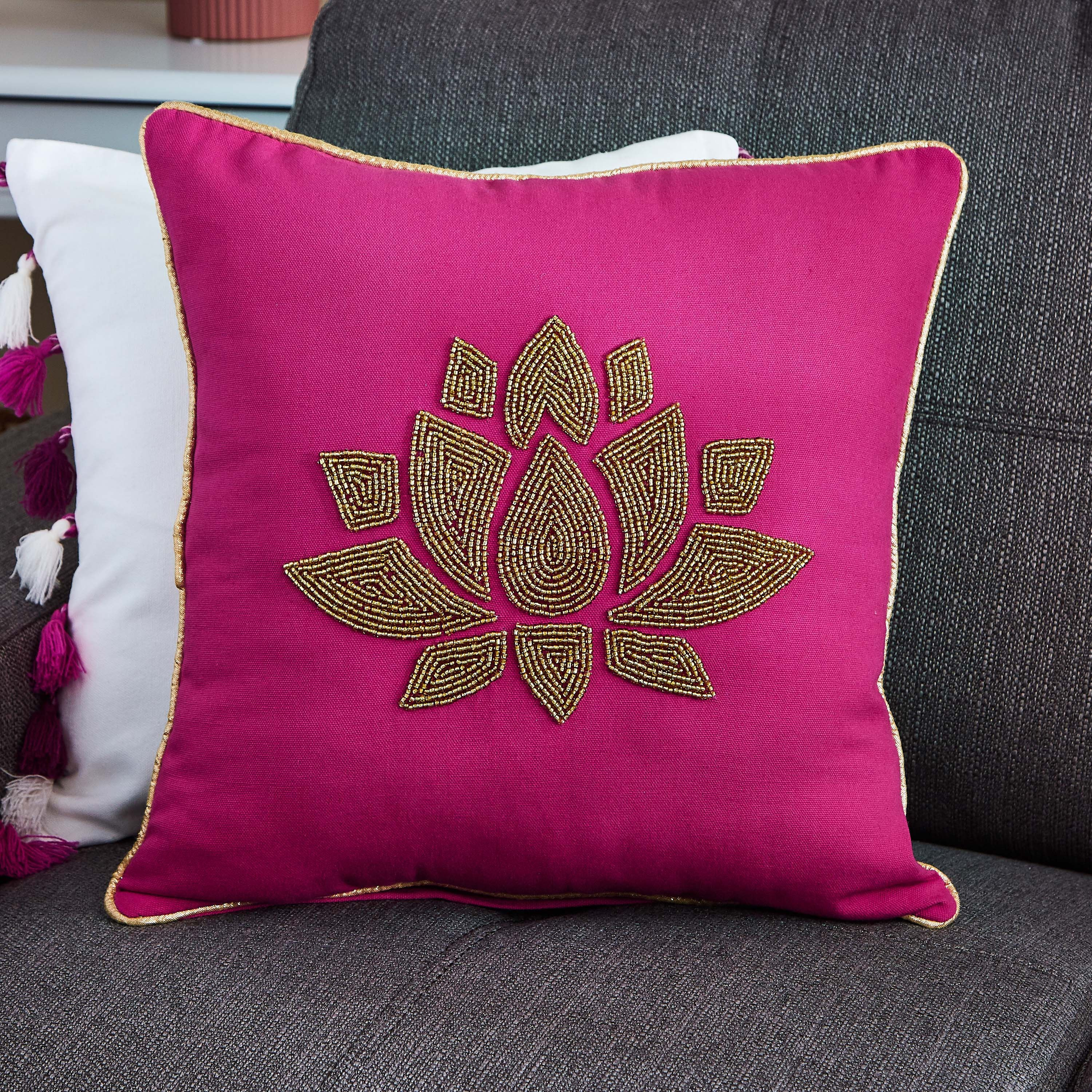 وسادة محشوة بتزيينات لوتس من ماجيستيك - 40x40 سم-hbxlivingroom-furnishings-cushionsandcovers-filledcushions-image-1