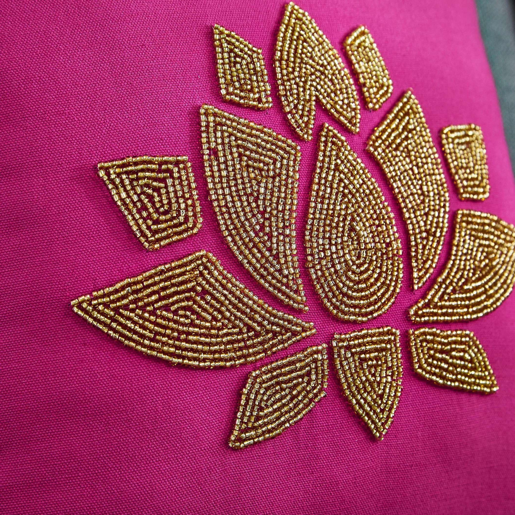 وسادة محشوة بتزيينات لوتس من ماجيستيك - 40x40 سم-hbxlivingroom-furnishings-cushionsandcovers-filledcushions-image-2
