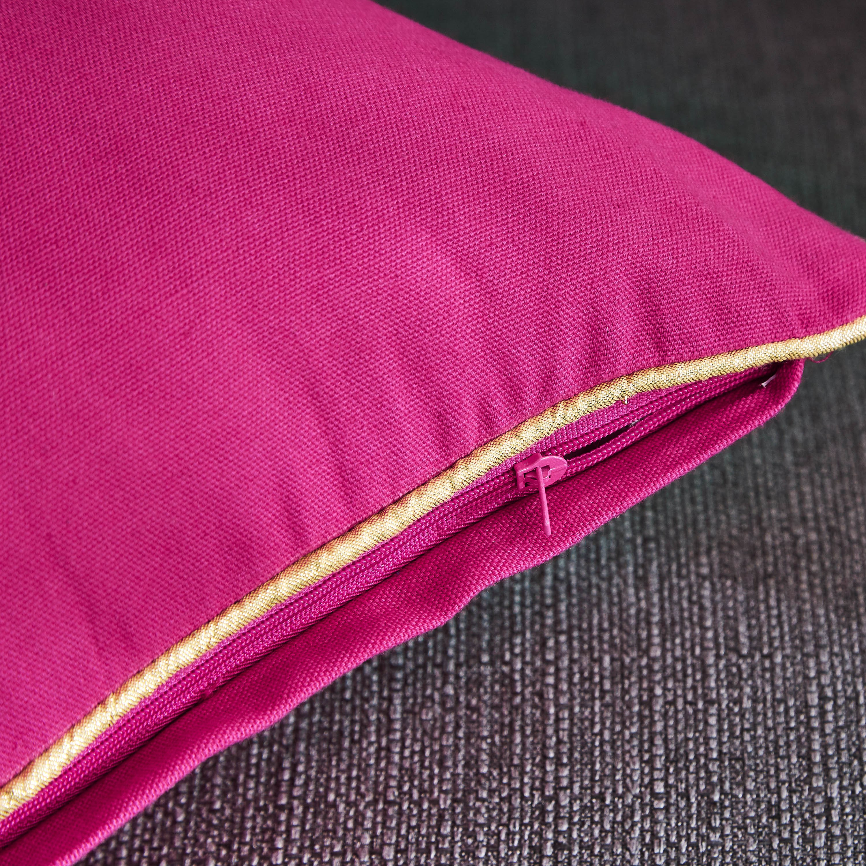 وسادة محشوة بتزيينات لوتس من ماجيستيك - 40x40 سم-hbxlivingroom-furnishings-cushionsandcovers-filledcushions-image-3