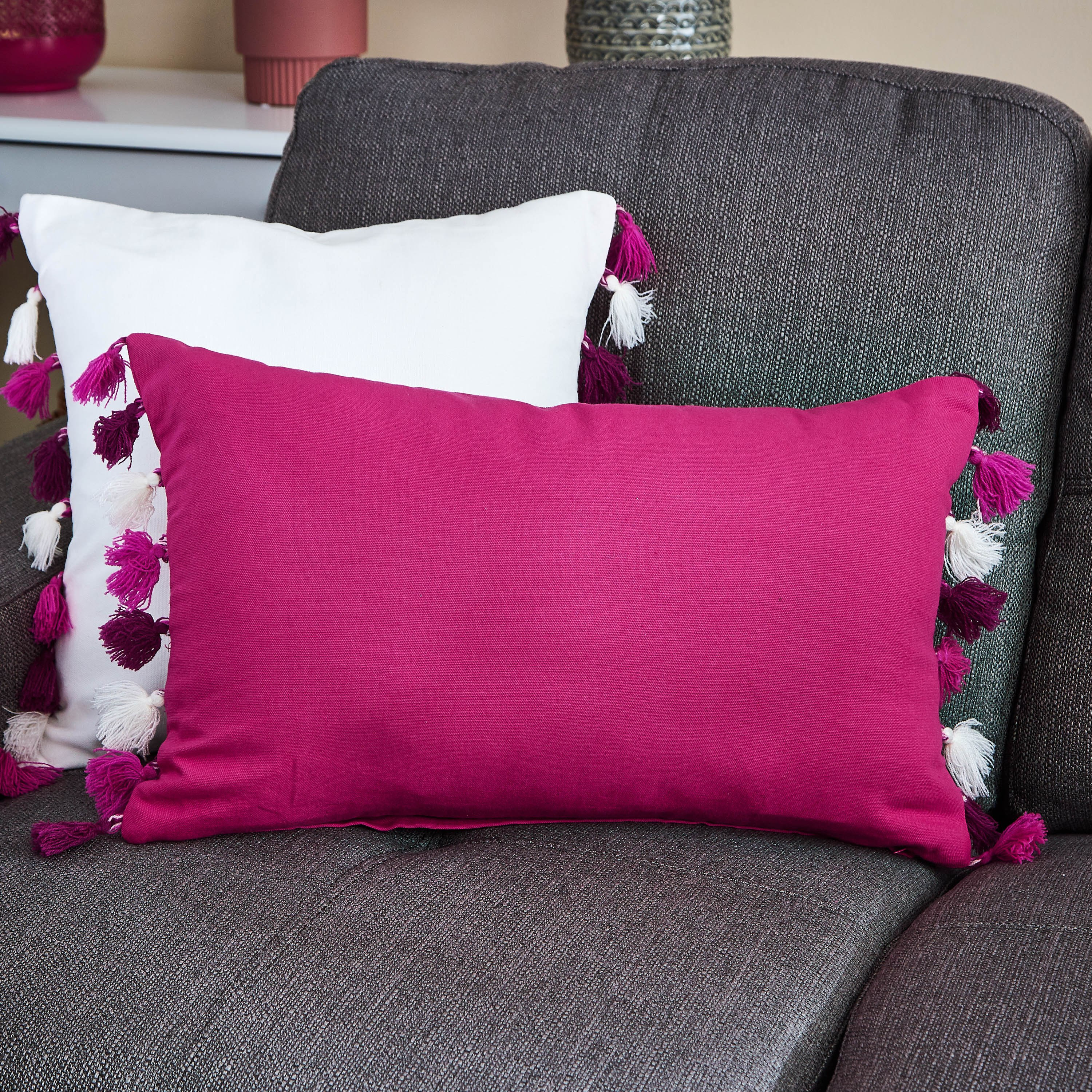 وسادة محشوة مزينة بكرات بوم بوم من ماجستيك - 30x50 سم-hbxlivingroom-furnishings-cushionsandcovers-filledcushions-image-1