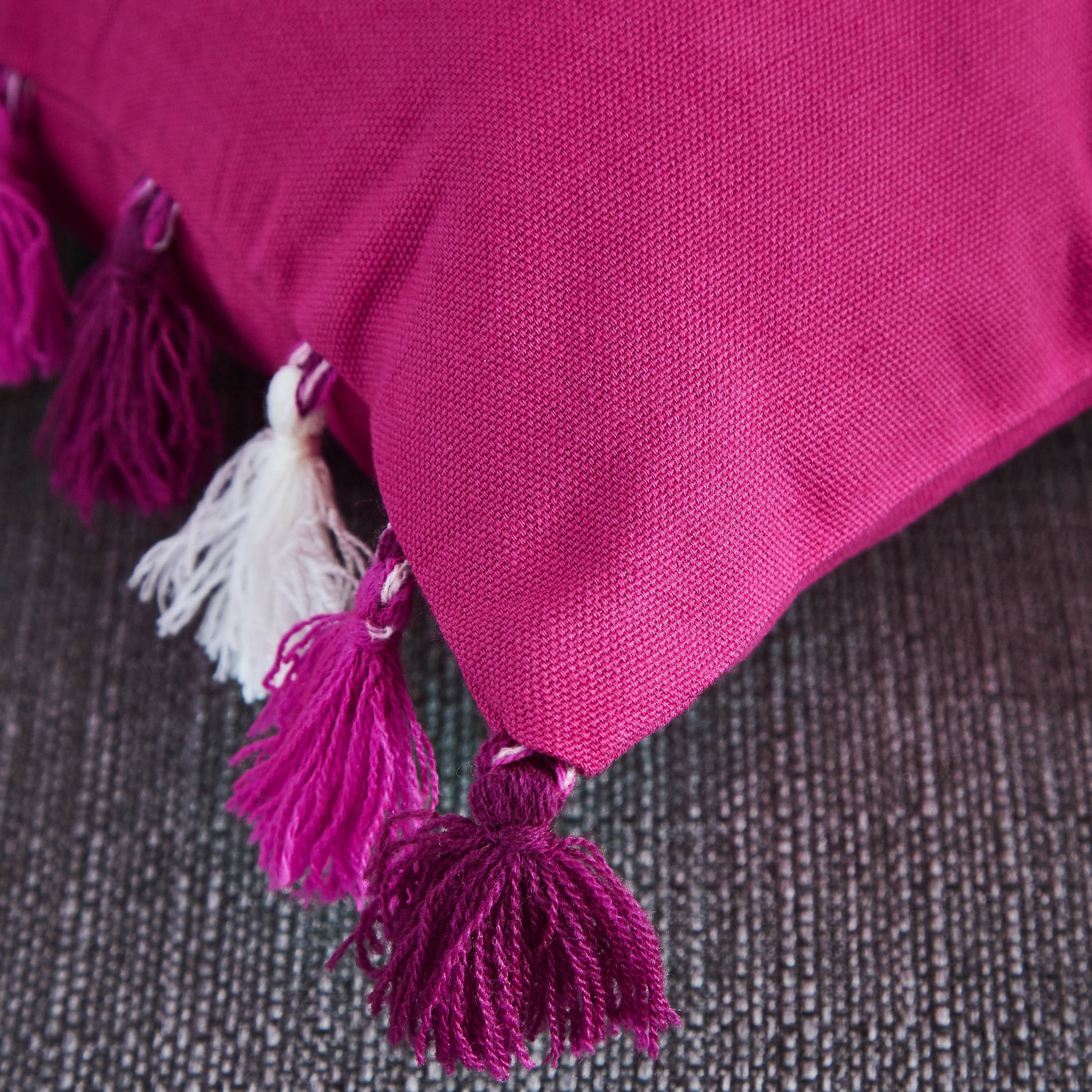 وسادة محشوة مزينة بكرات بوم بوم من ماجستيك - 30x50 سم-hbxlivingroom-furnishings-cushionsandcovers-filledcushions-image-2