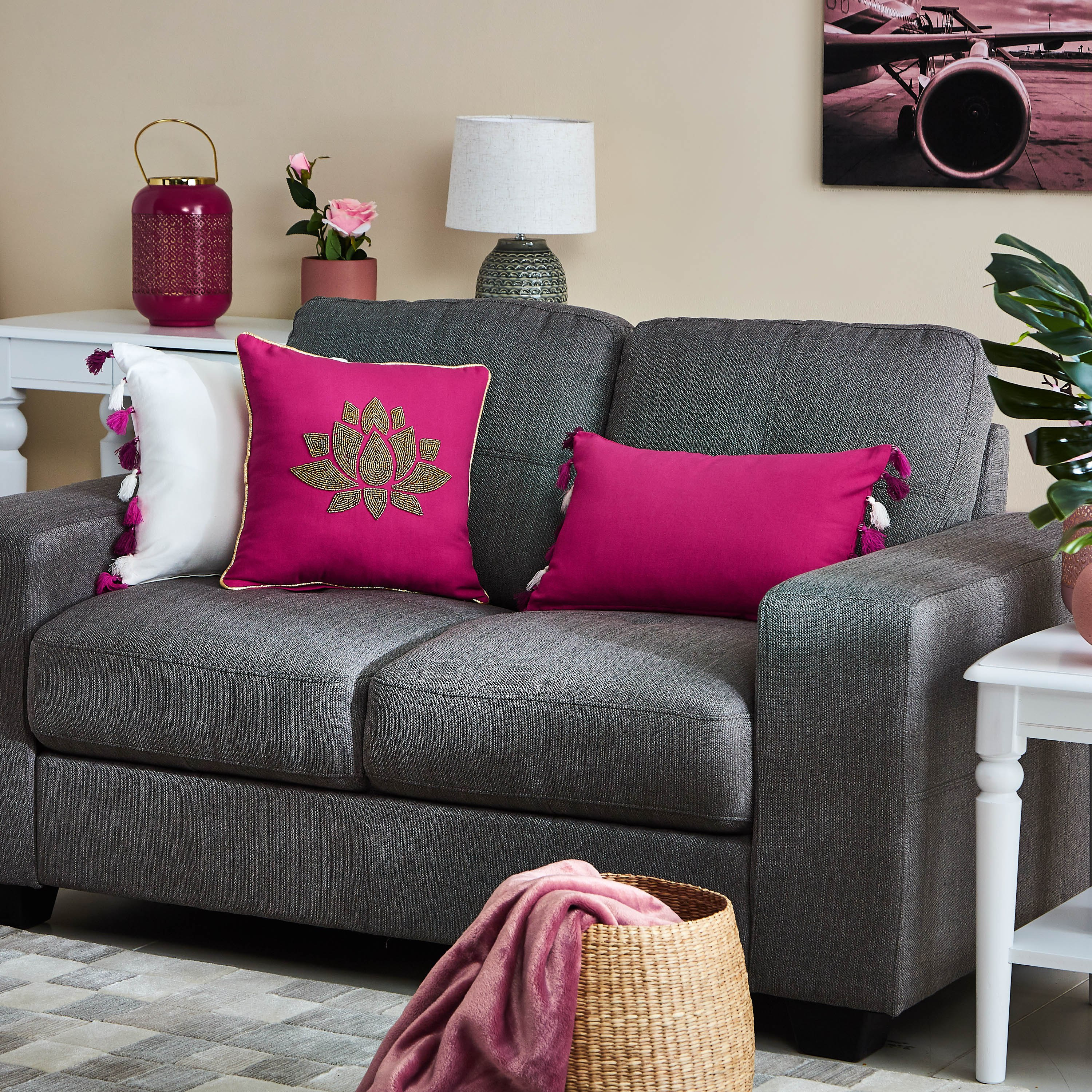 وسادة محشوة مزينة بكرات بوم بوم من ماجستيك - 30x50 سم-hbxlivingroom-furnishings-cushionsandcovers-filledcushions-image-3
