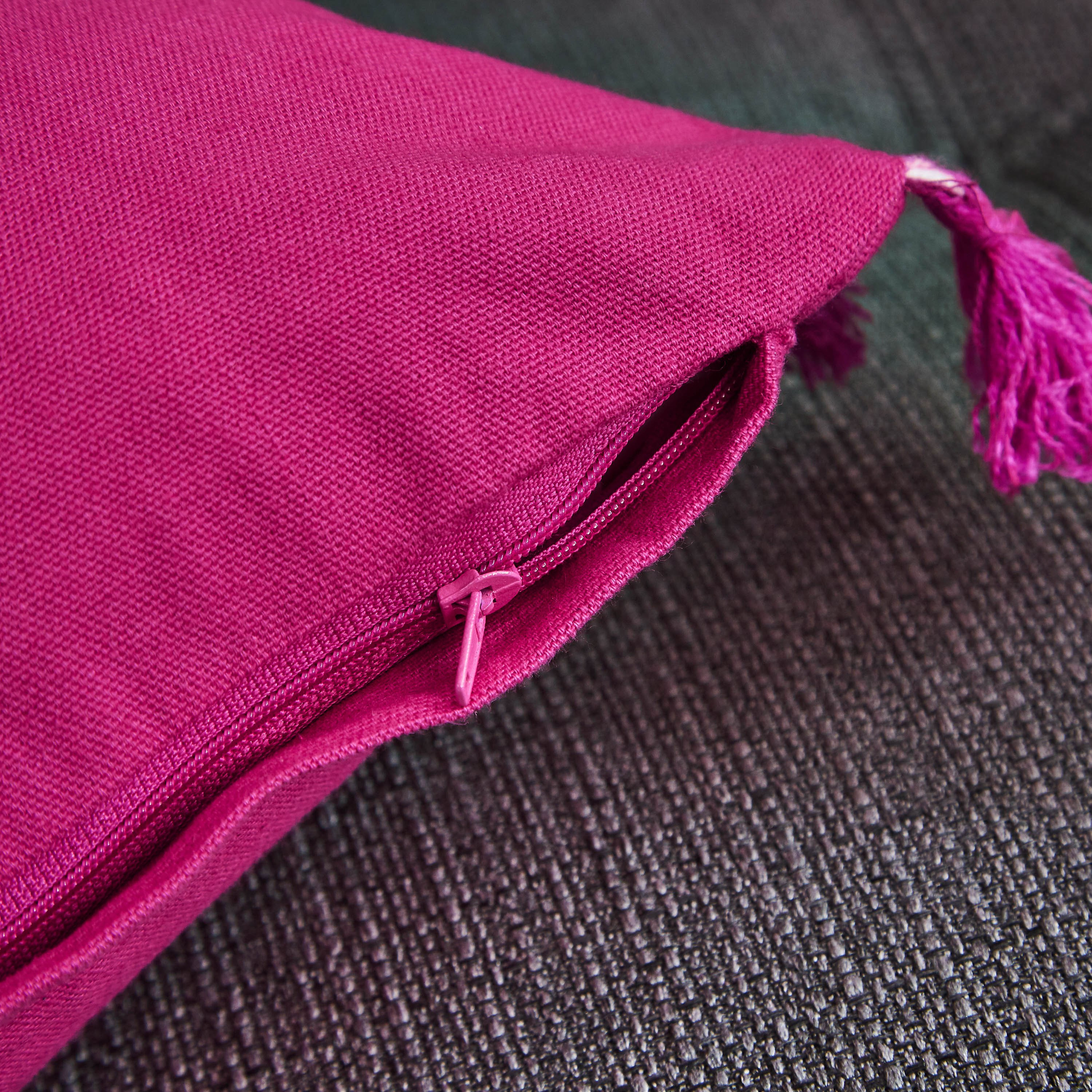 وسادة محشوة مزينة بكرات بوم بوم من ماجستيك - 30x50 سم-hbxlivingroom-furnishings-cushionsandcovers-filledcushions-image-4