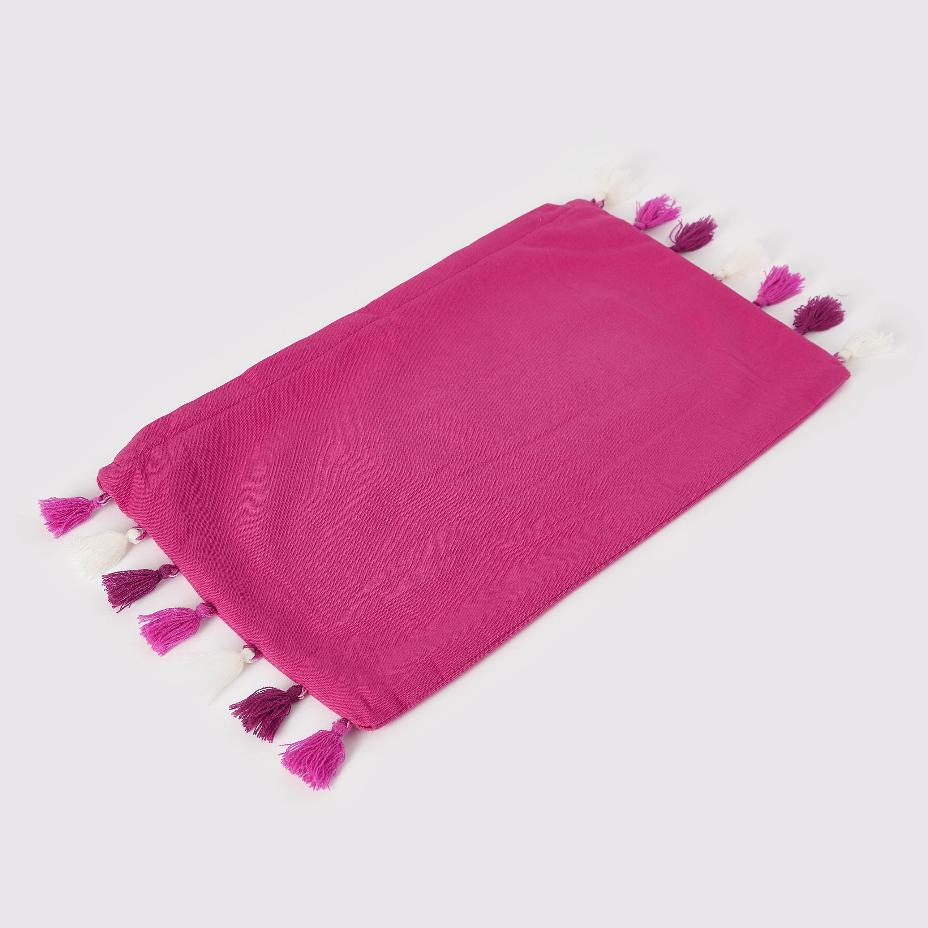 وسادة محشوة مزينة بكرات بوم بوم من ماجستيك - 30x50 سم-hbxlivingroom-furnishings-cushionsandcovers-filledcushions-image-5