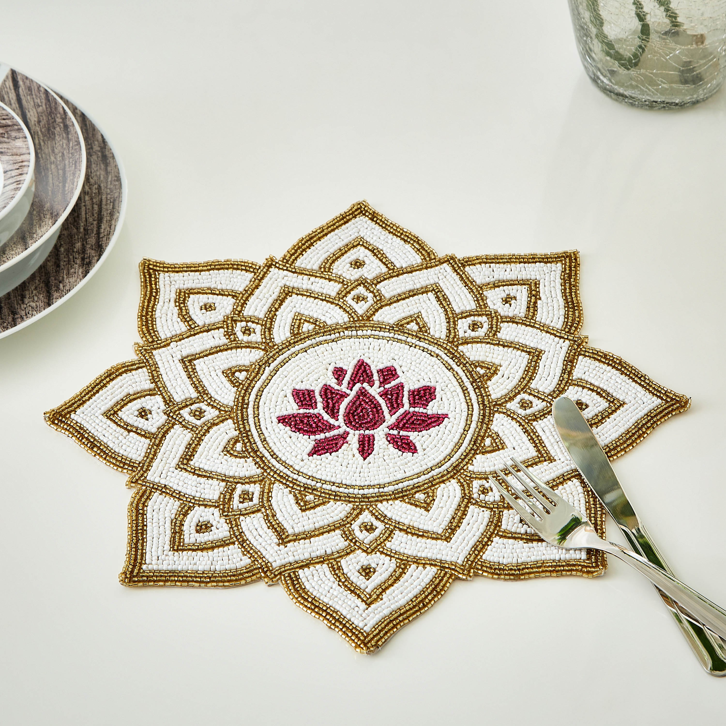 لبادة صحون بتصميم زهرة اللّوتس مزيّنة بالخرز من إندو-hbxdecorandfurnishings-homefurnishings-tablelinens-image-1